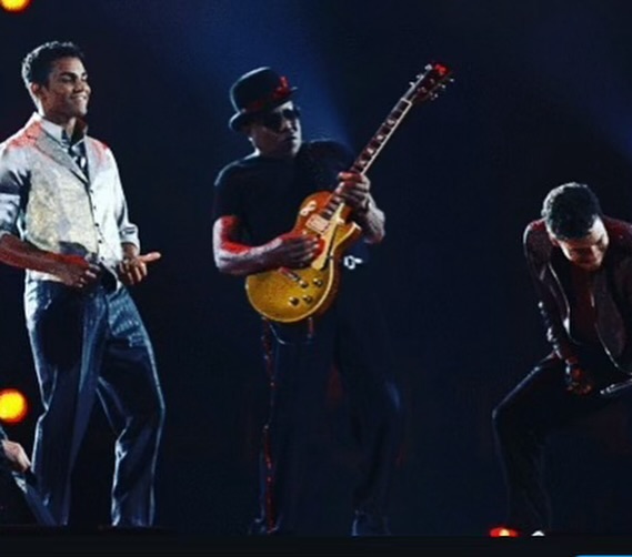 Tito Jackson actuando en el escenario con su guitarra, de un post de Instagram, fechado el 15 de septiembre de 2024 | Fuente: Instagram/3tworld/