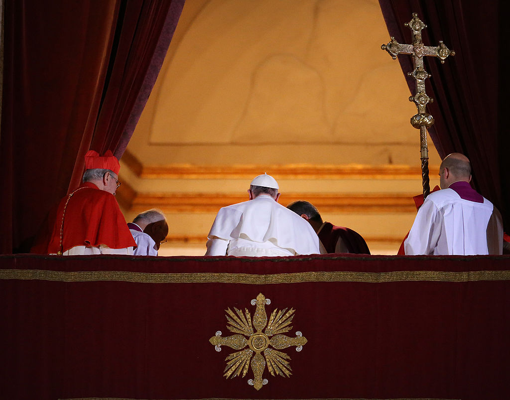 El recién elegido papa Francisco sale del balcón central de la Basílica de San Pedro el 13 de marzo de 2013 en Ciudad del Vaticano, Vaticano. El cardenal argentino Jorge Mario Bergoglio fue elegido 266º pontífice y dirigirá a los 1.200 millones de católicos del mundo.