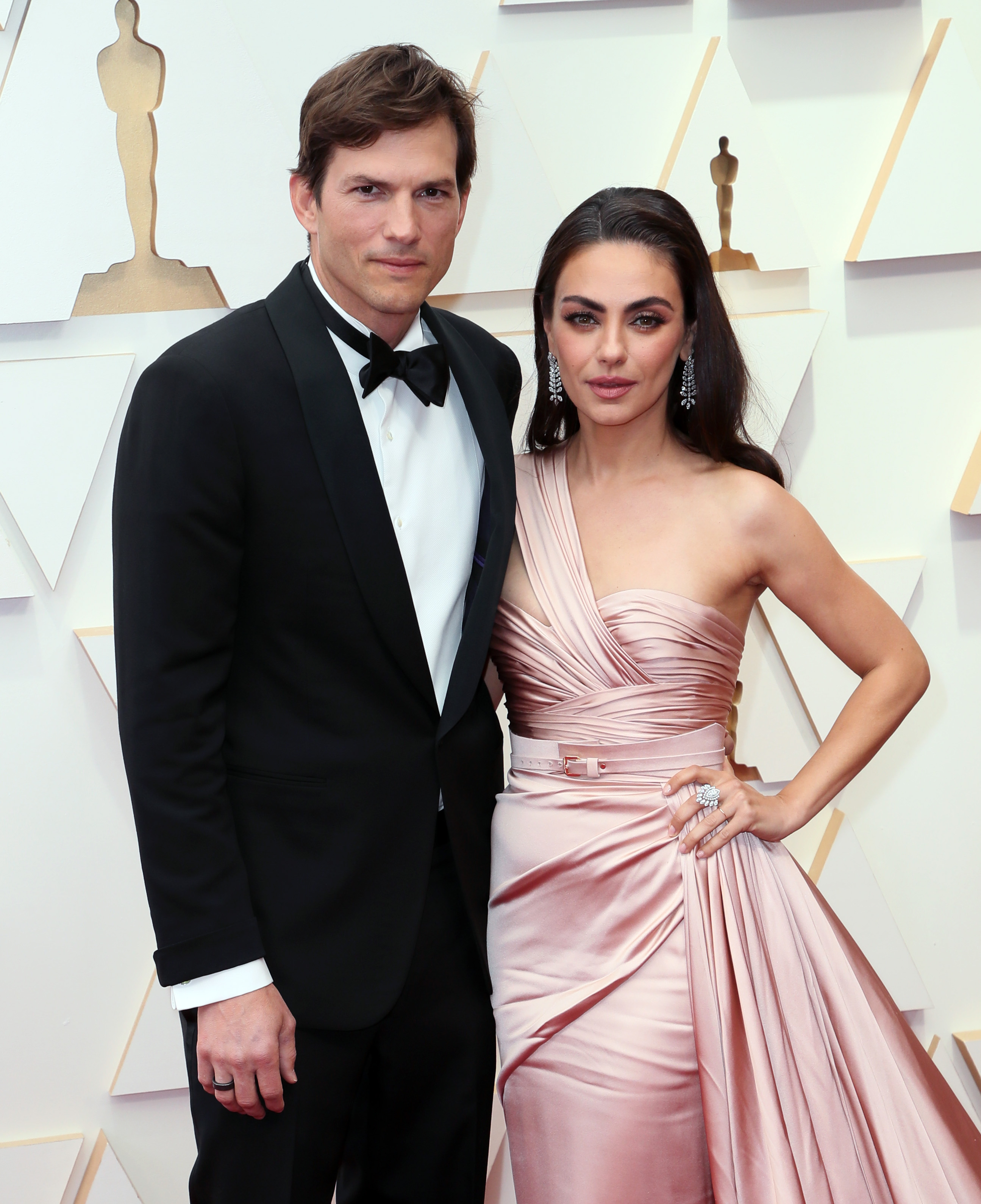 Ashton Kutcher y Mila Kunis asisten a la 94 edición de los Premios de la Academia en Hollywood y Highland, el 27 de marzo de 2022, en Hollywood, California | Fuente: Getty Images