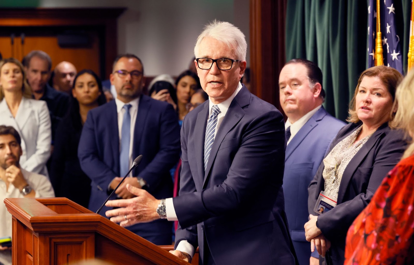 El fiscal del condado de Los Ángeles, George Gascón, anuncia su decisión sobre la posible nueva condena de Erik y Lyle Menéndez en el Salón de la Justicia de Los Ángeles el 24 de octubre de 2024 | Fuente: Getty Images