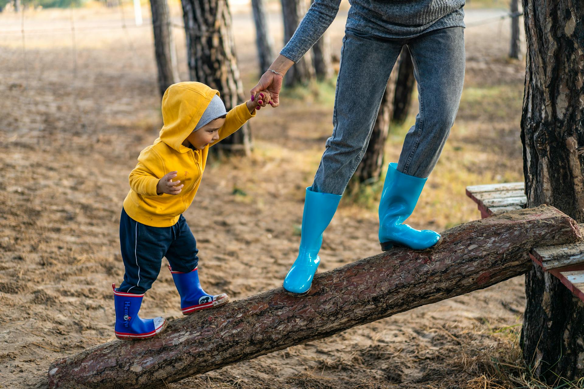 Un padre jugando con su hijo | Fuente: Pexels