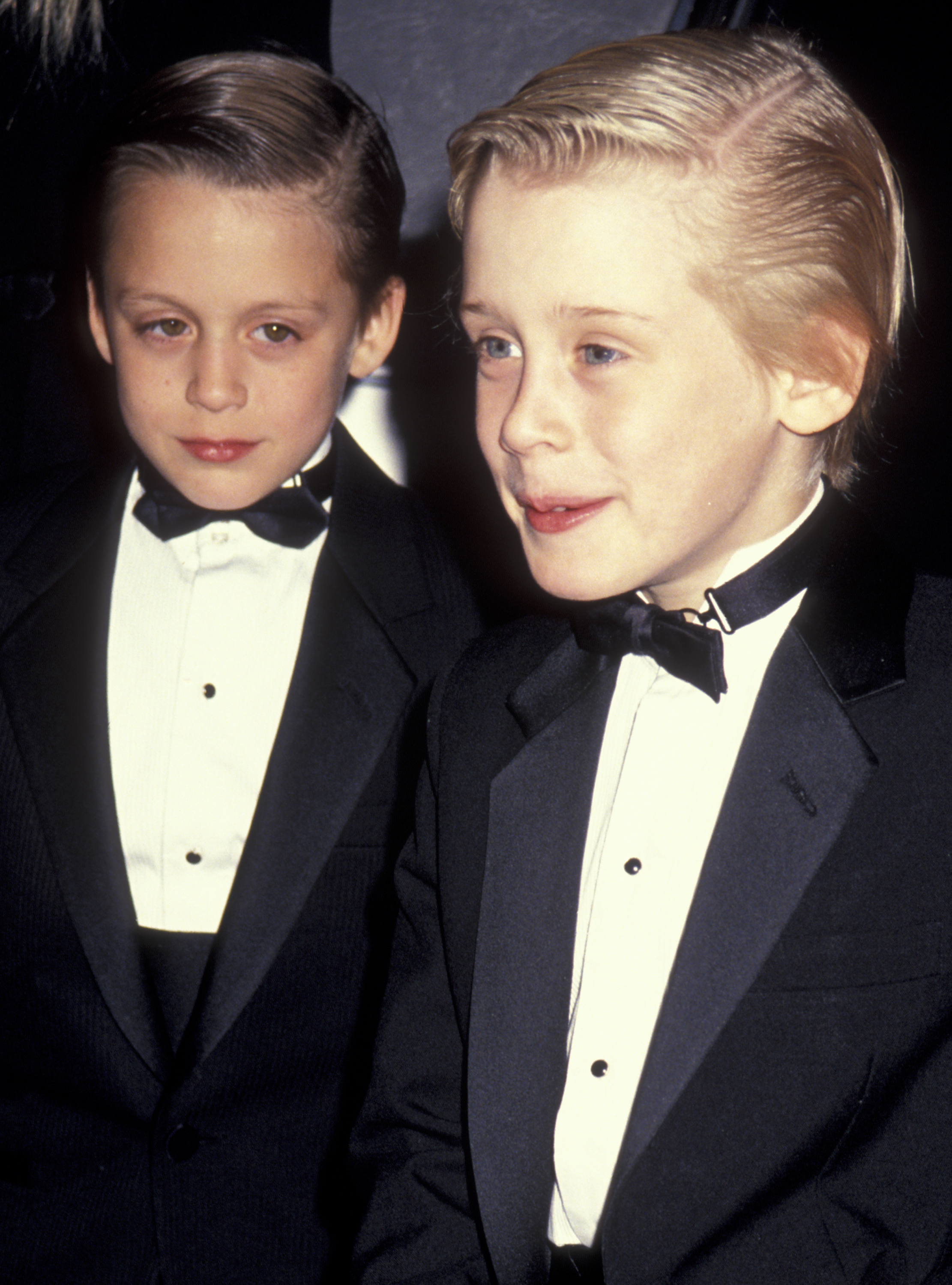 Con uno de sus hermanos en la Quinta Entrega Anual de los Premios de la Comedia Americana en Los Ángeles, California, el 9 de marzo de 1991 | Foto: Getty Images