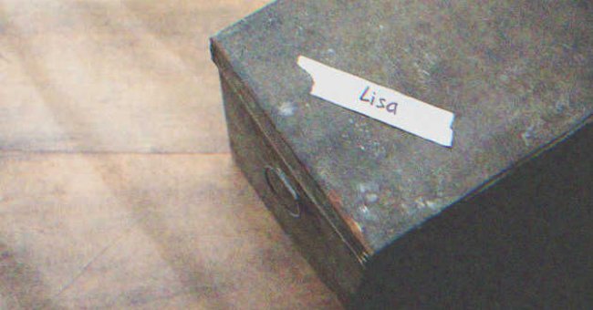 Una caja con una etiqueta con un nombre | Foto: Shutterstock