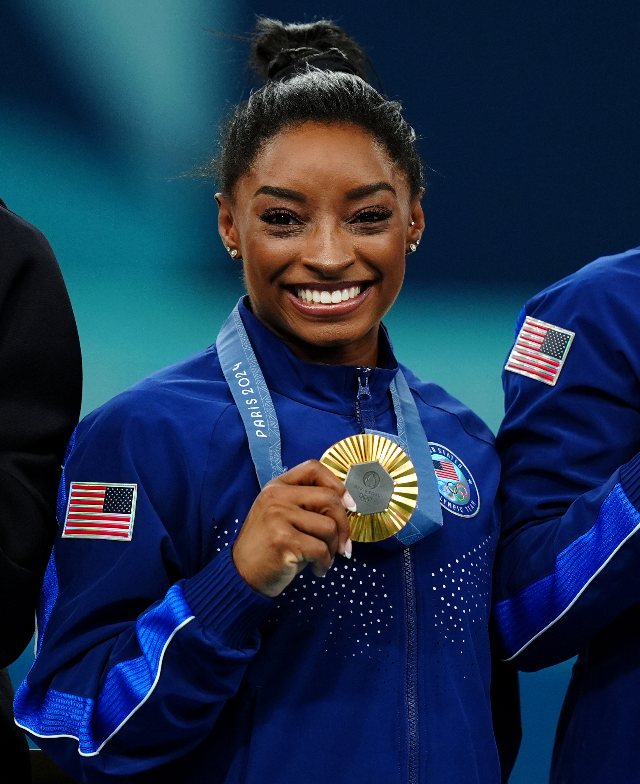 Simone Biles celebrando su medalla de oro ganada durante la ceremonia de entrega de medallas de la Final por Equipos Femenina de Gimnasia Artística en París, Francia, el 30 de julio de 2024 | Fuente: Getty Images