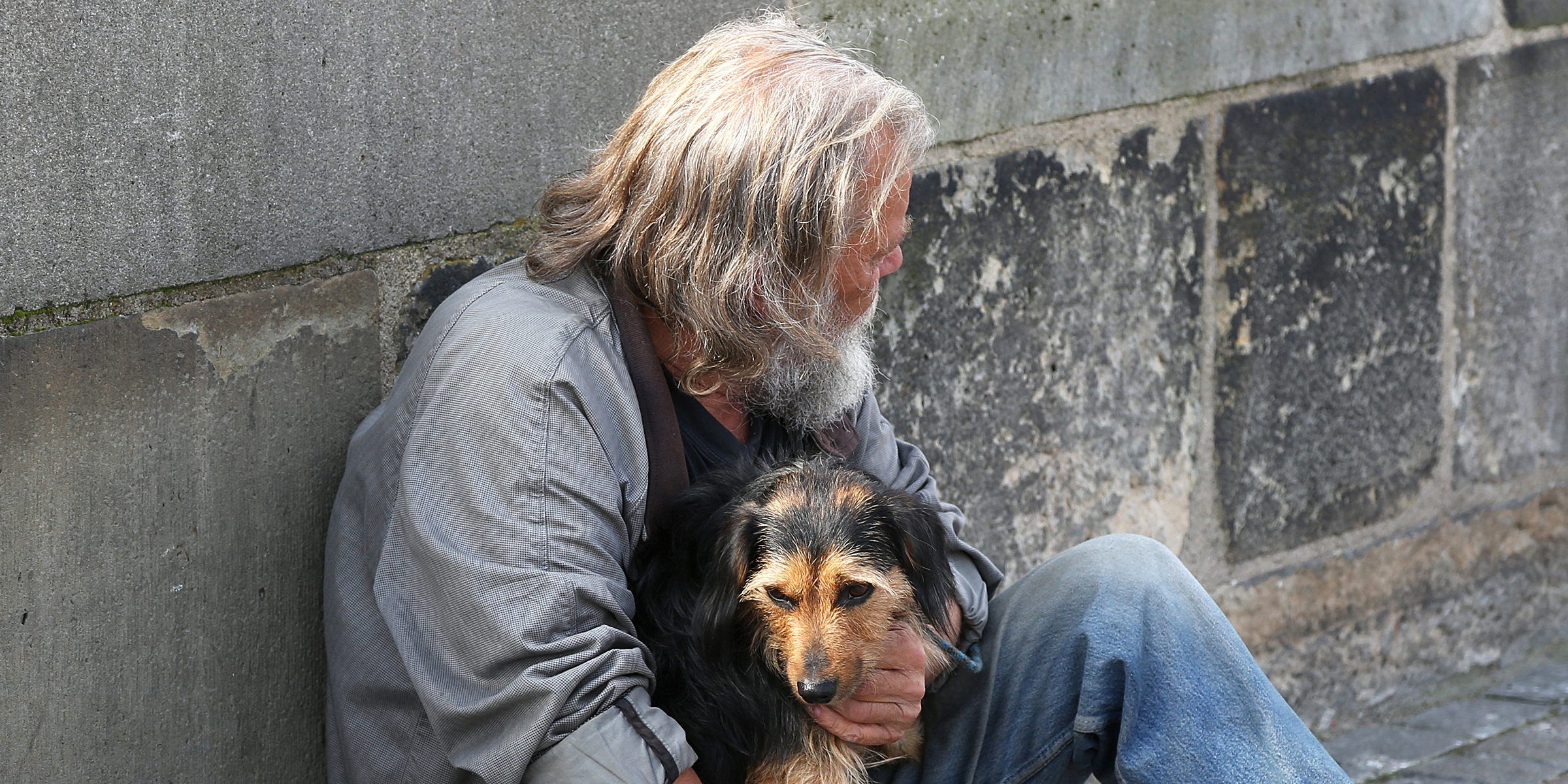 Un hombre con un perro | Fuente: Shutterstock