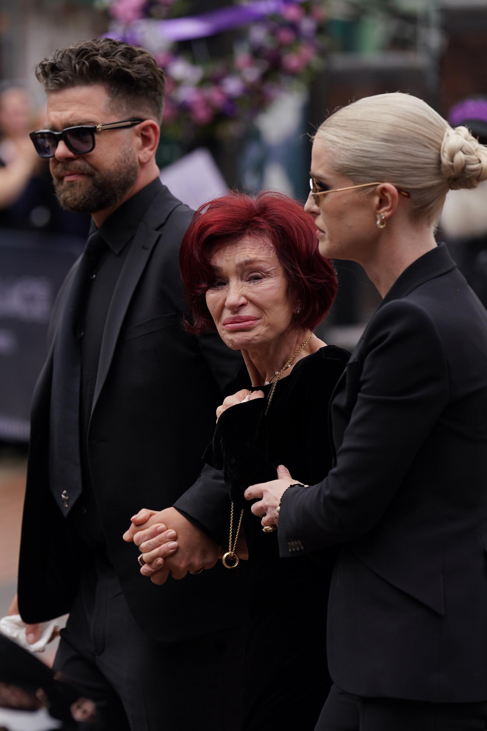 Sharon, Jack y Kelly Osbourne asisten al funeral del difunto Ozzy Osbourne celebrado en Birmingham el 30 de julio de 2025 | Fuente: Getty Images