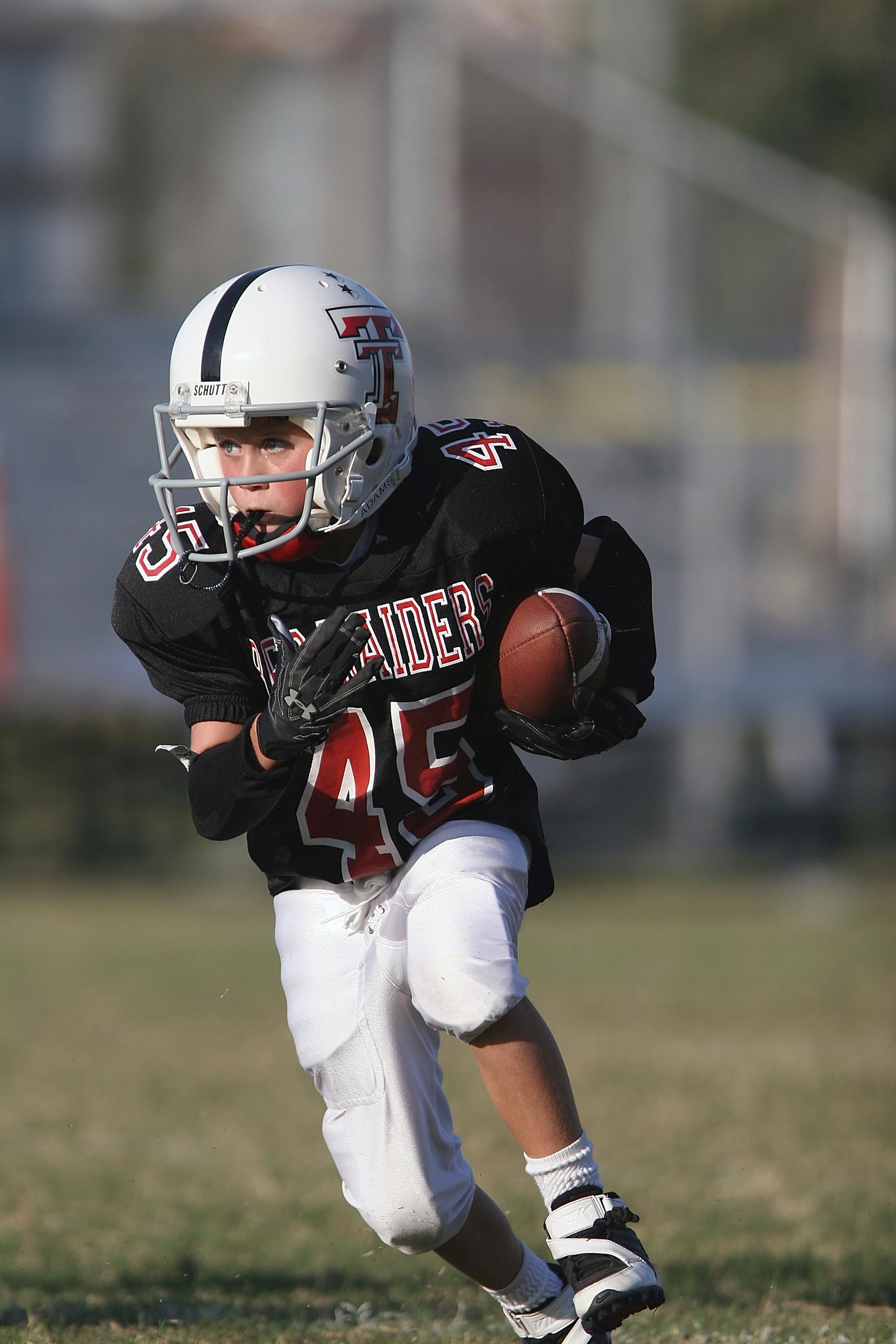 Un ragazzo che gioca a calcio | Fonte: Pexels