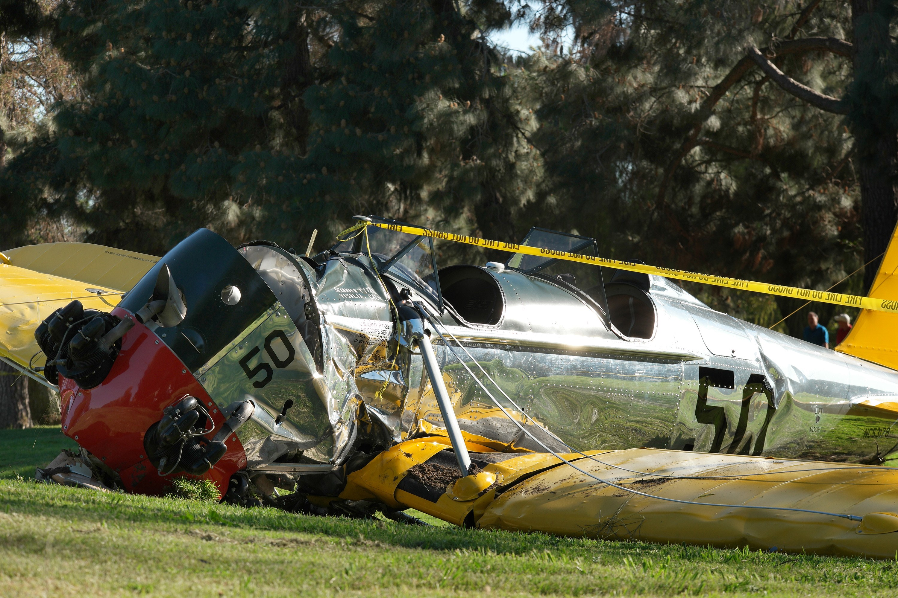 La avioneta propiedad de Harrison Ford vista tras estrellarse en el campo de golf Penmar en Venice, California, el 5 de marzo de 2015. | Foto: Getty Images
