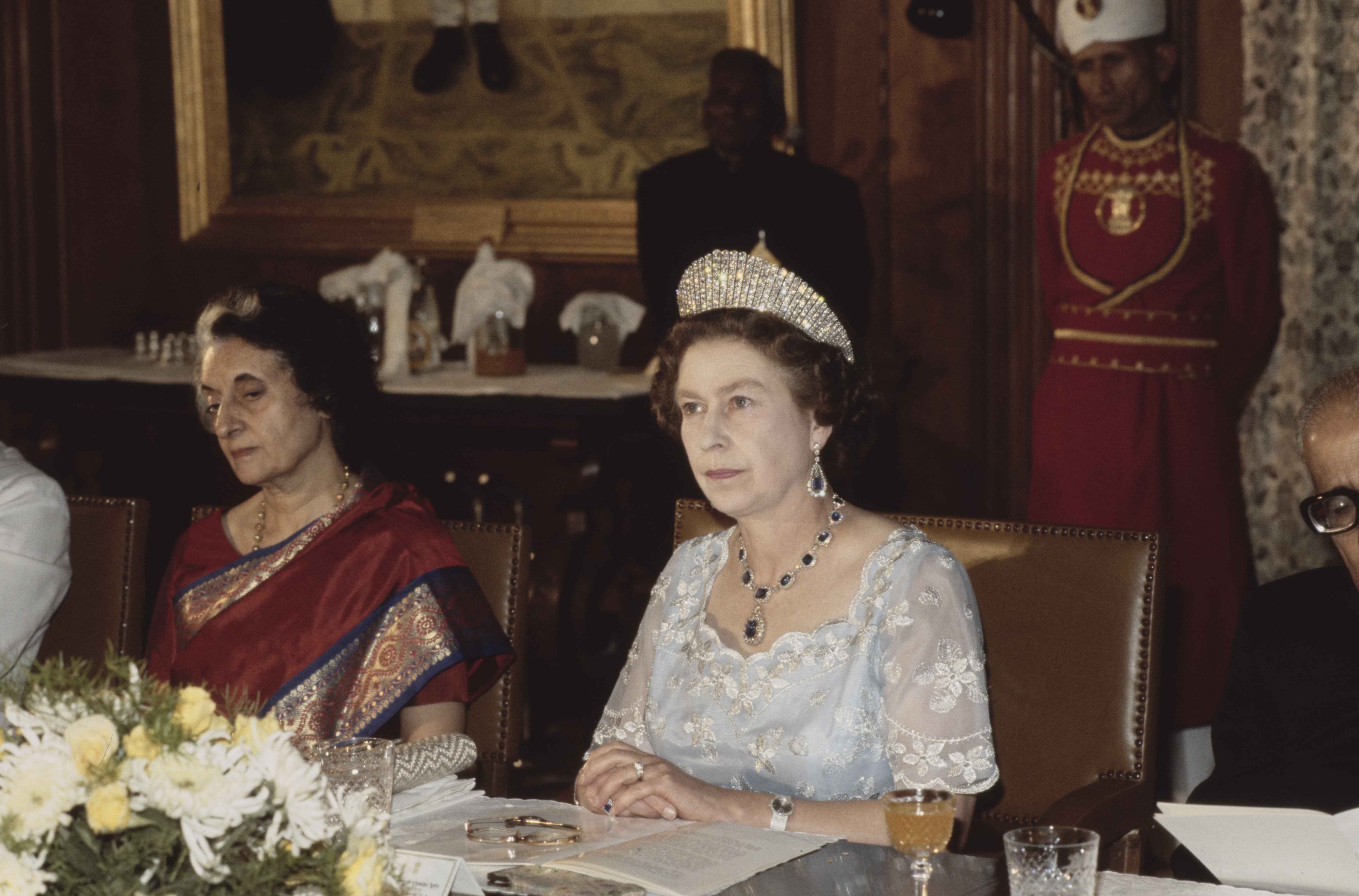 La reina Elizabeth II lleva la Tiara Kokoshnik en un banquete de estado en Delhi, India, el 18 de noviembre de 1983 | Fuente: Getty Images