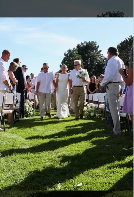 Ivy Jacobsen escoltada al altar el día de su boda, en una imagen del 25 de julio de 2023 | Foto: Instagram/srofficerivy
