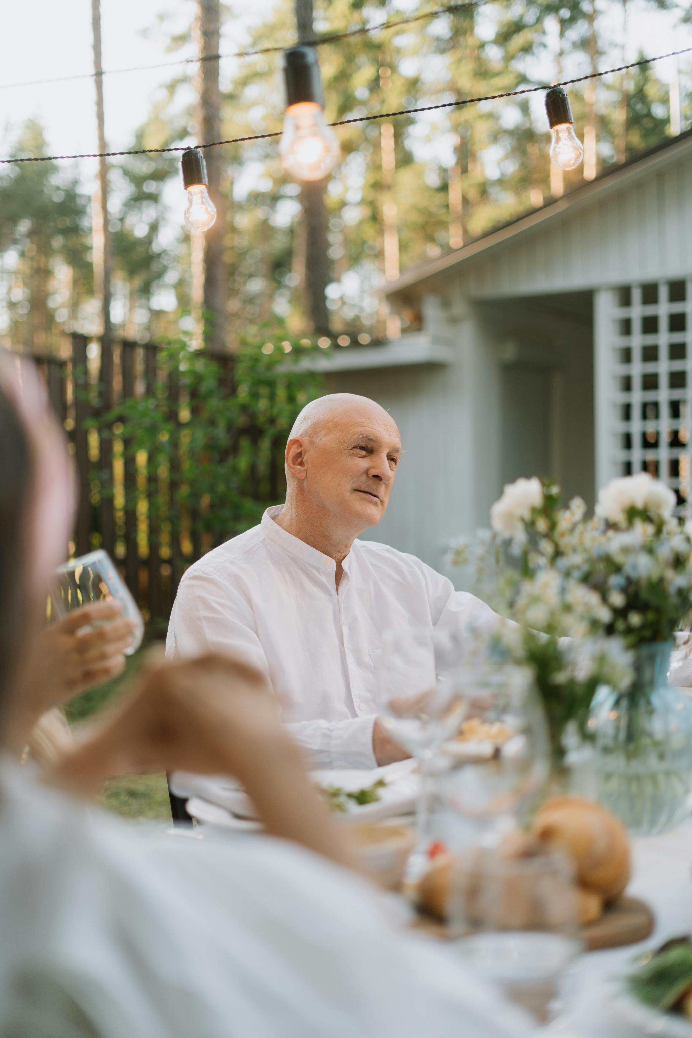 Hombre sorprendido con camisa blanca | Fuente: Pexels
