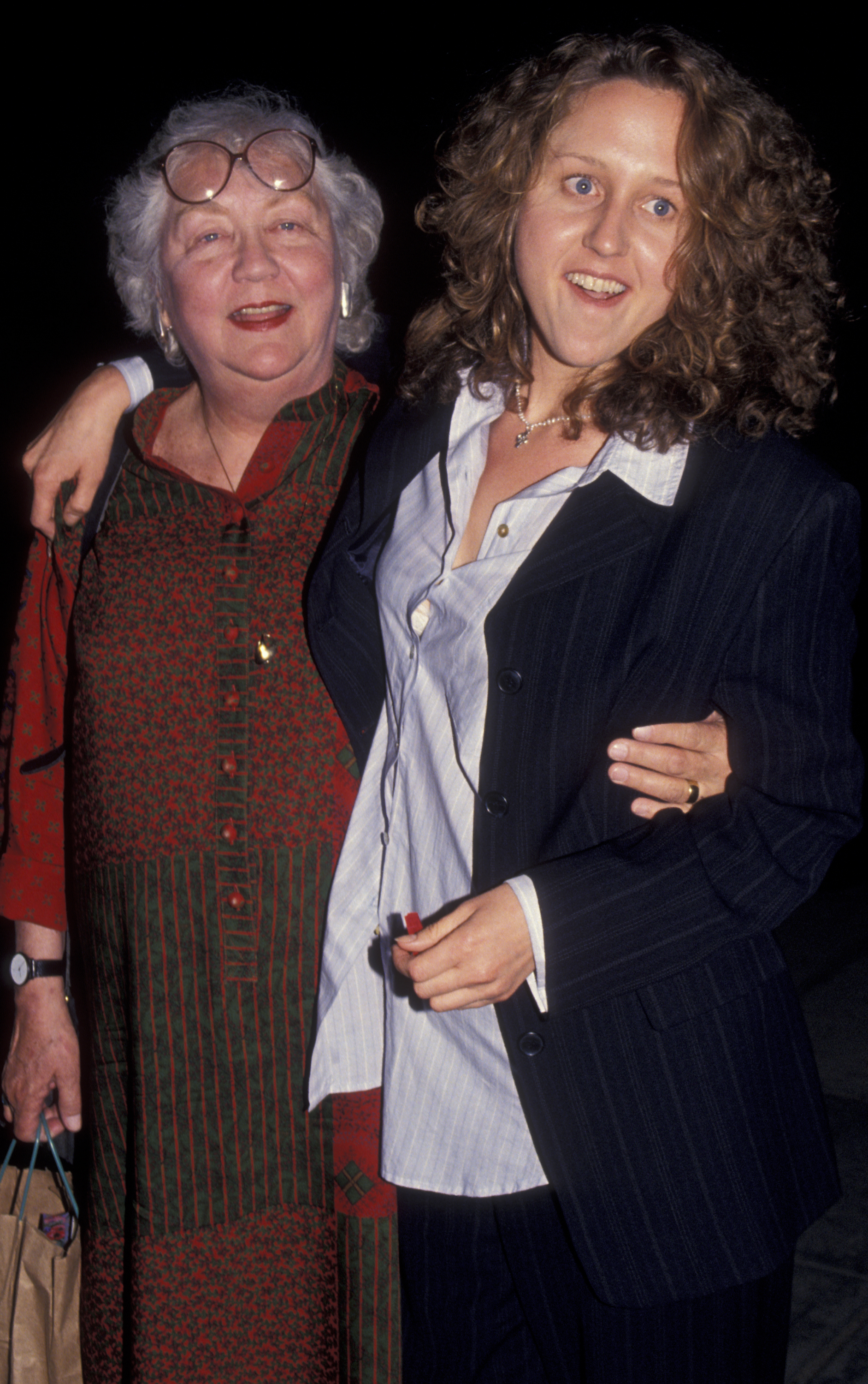 Lois Smith y Moon Elizabeth Smith en el estreno de "A Century of Women" en el Hudson Theater de Nueva York, el 23 de mayo de 1994 | Fuente: Getty Images