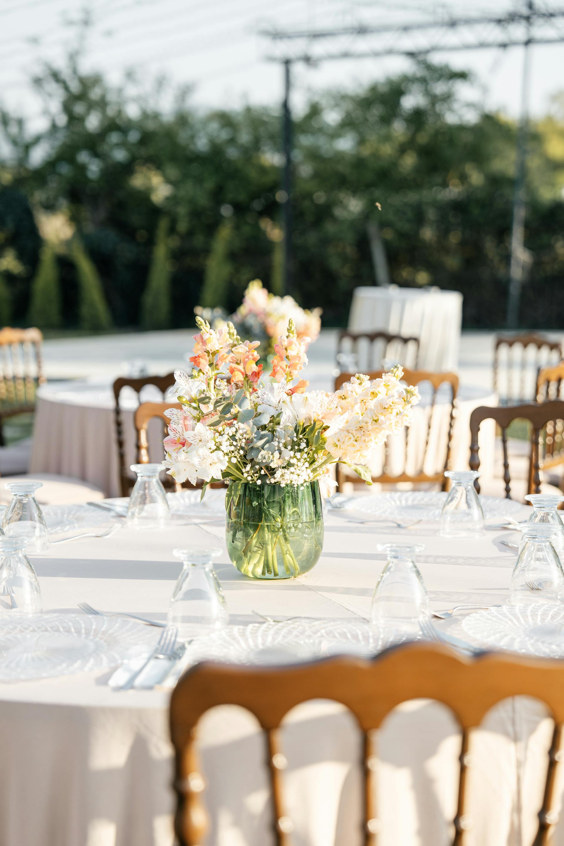 Un centro de mesa decorando una mesa | Fuente: Pexels