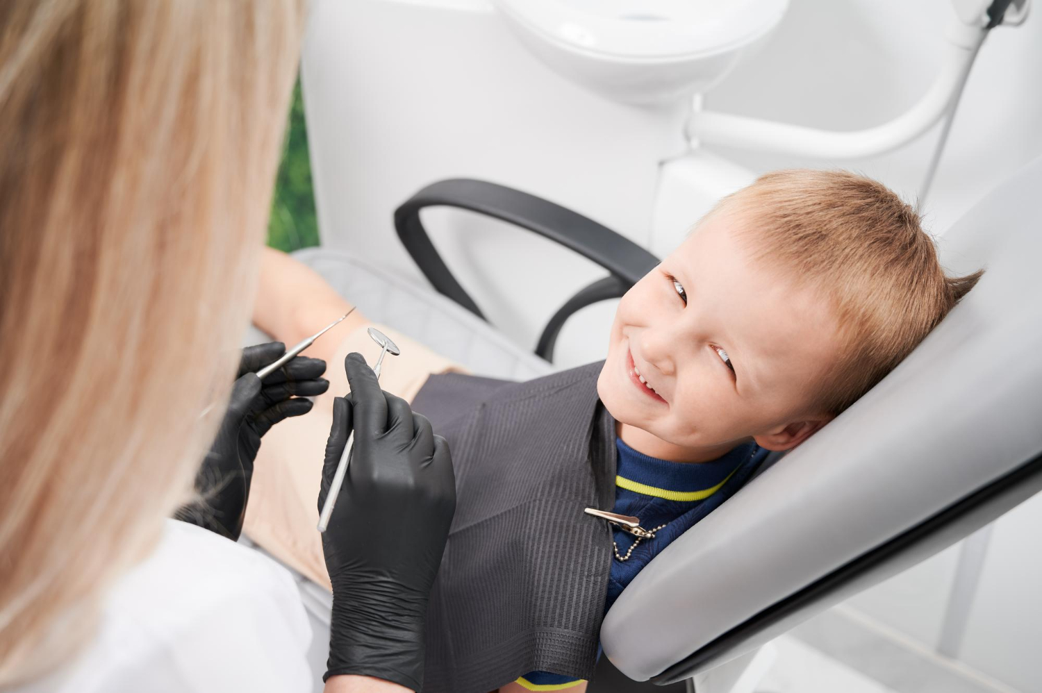 Un bambino seduto su una poltrona dentistica | Fonte: Freepik