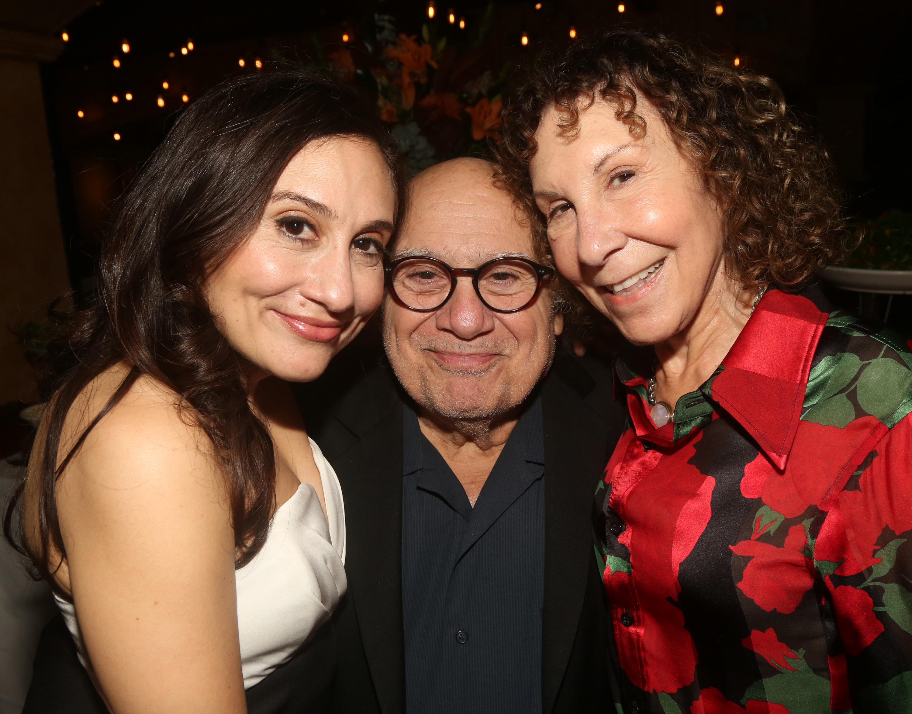 Lucy DeVito, Danny DeVito y Rhea Perlman el 2 de noviembre de 2023 en Nueva York. | Fuente: Getty Images