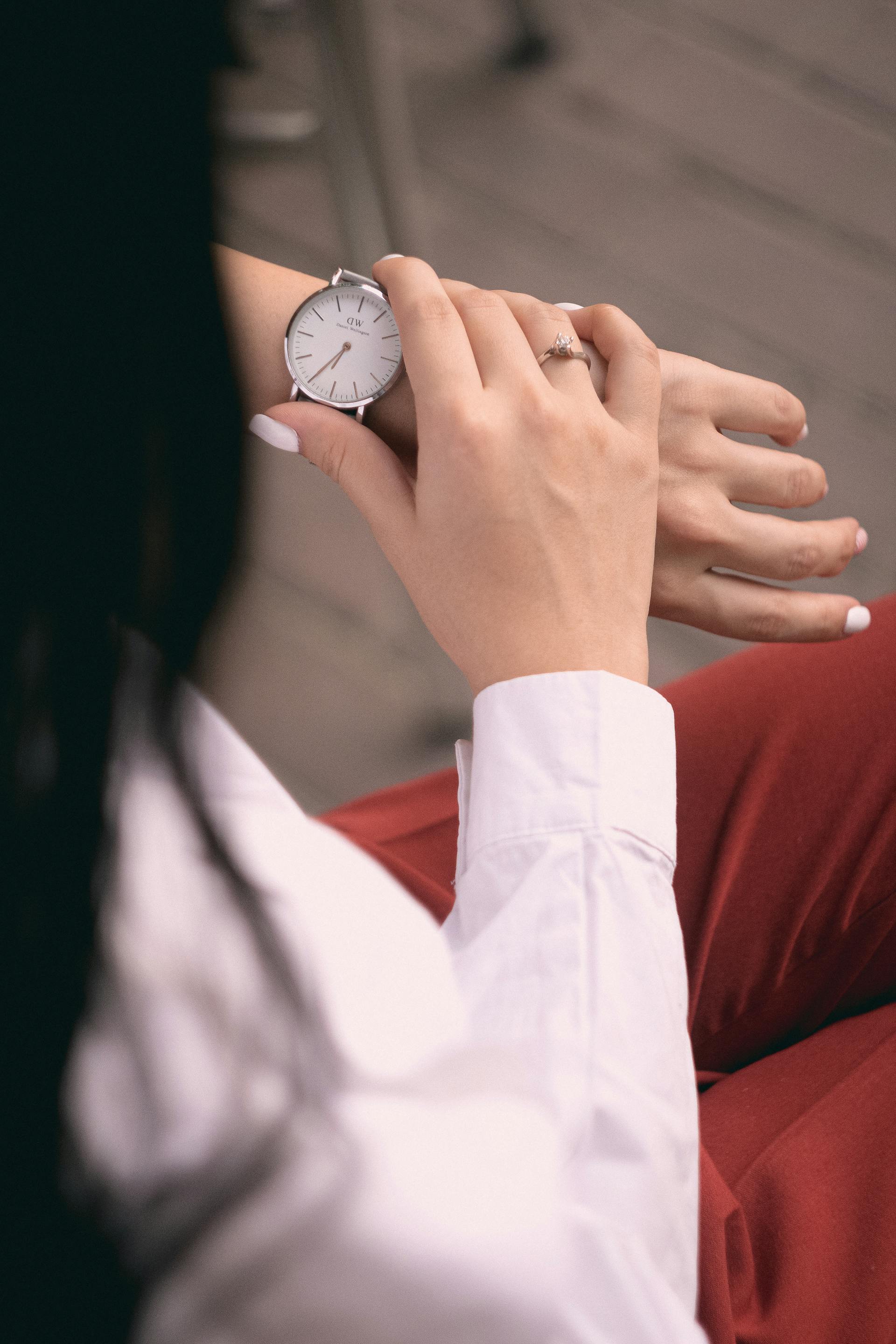 Mujer mirando su reloj | Fuente: Pexels