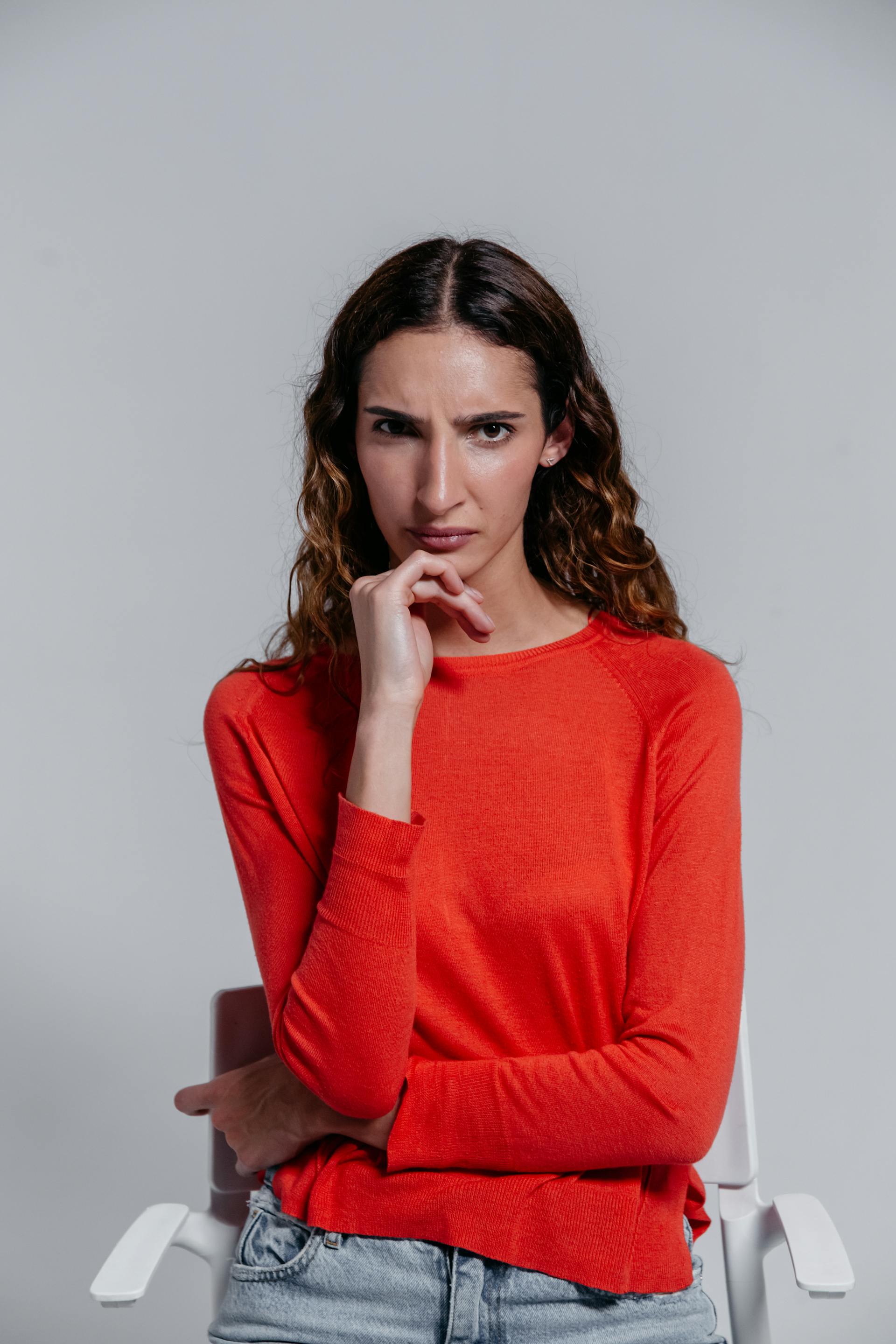 Una mujer observa expectante a alguien | Fuente: Pexels