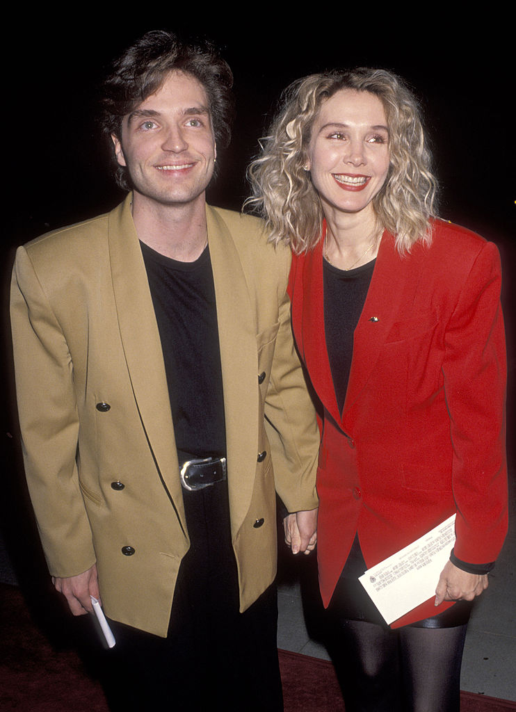 Richard Marx y Cynthia Rhodes en diciembre de 1992 en Beverly Hills, California. | Fuente: Getty Images
