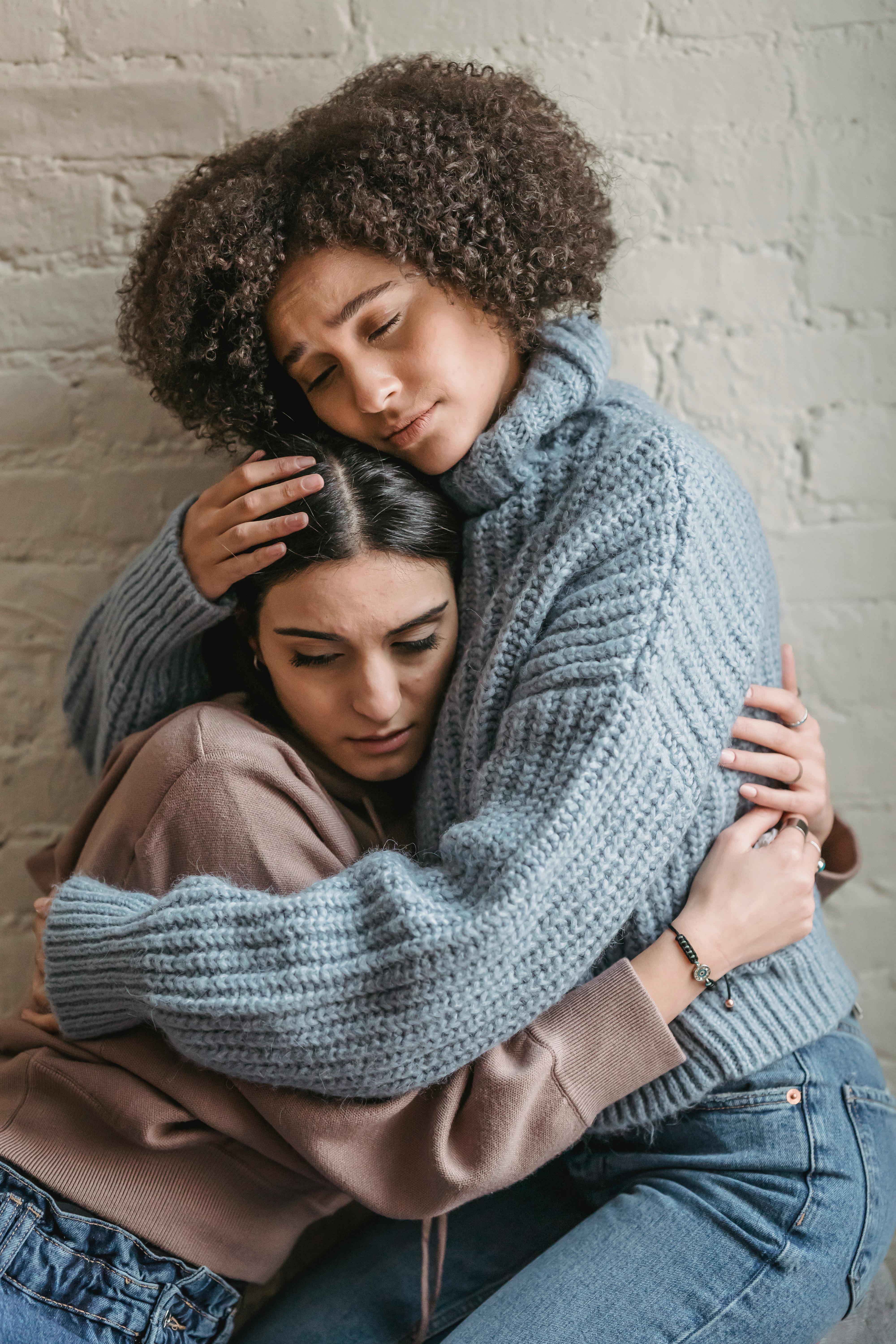 Karen consolando a Stacy en su Apartamento | Fuente: Pexels