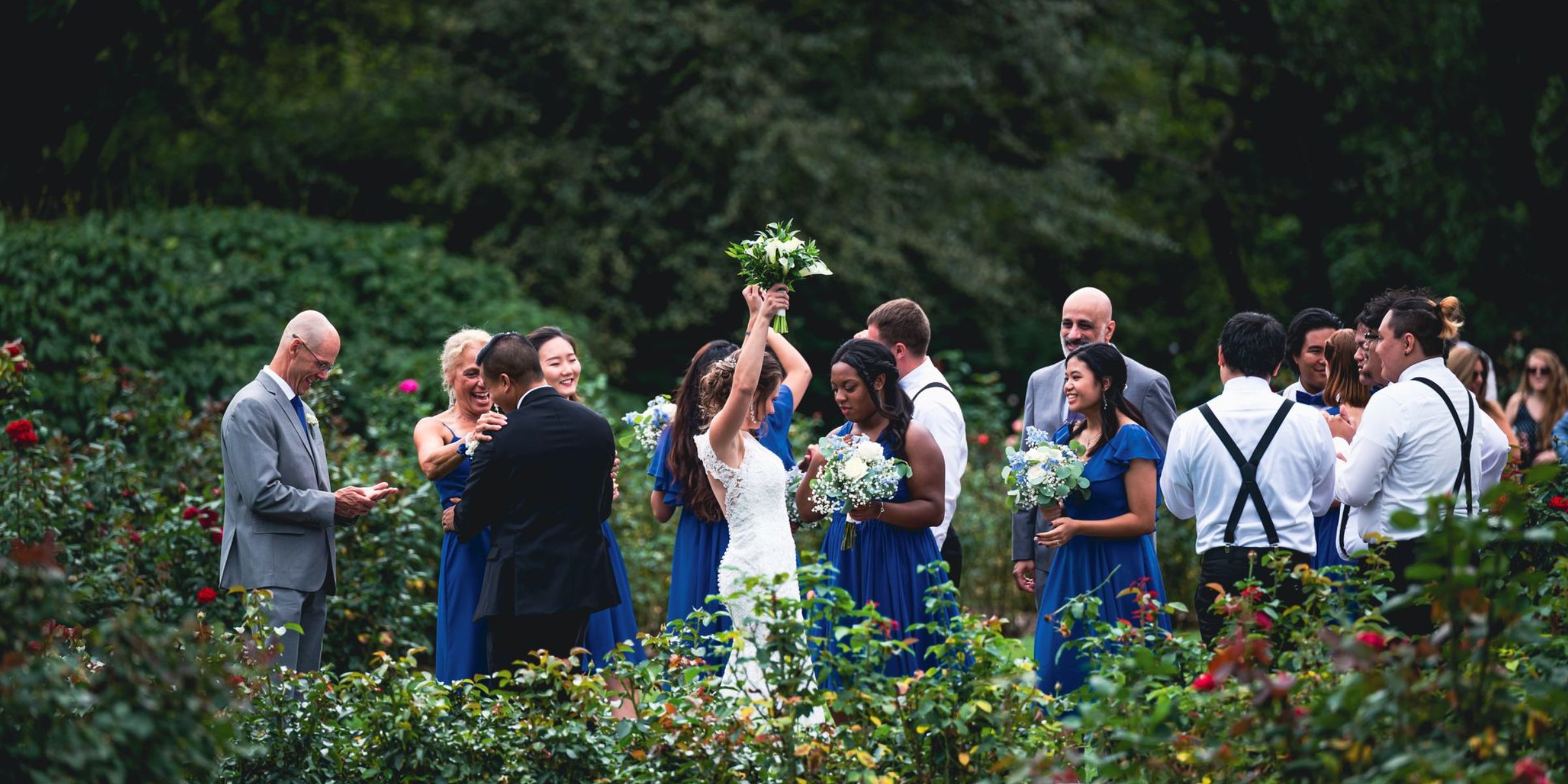 Una novia celebrando con sus damas de honor en un jardín | Fuente: Pexels