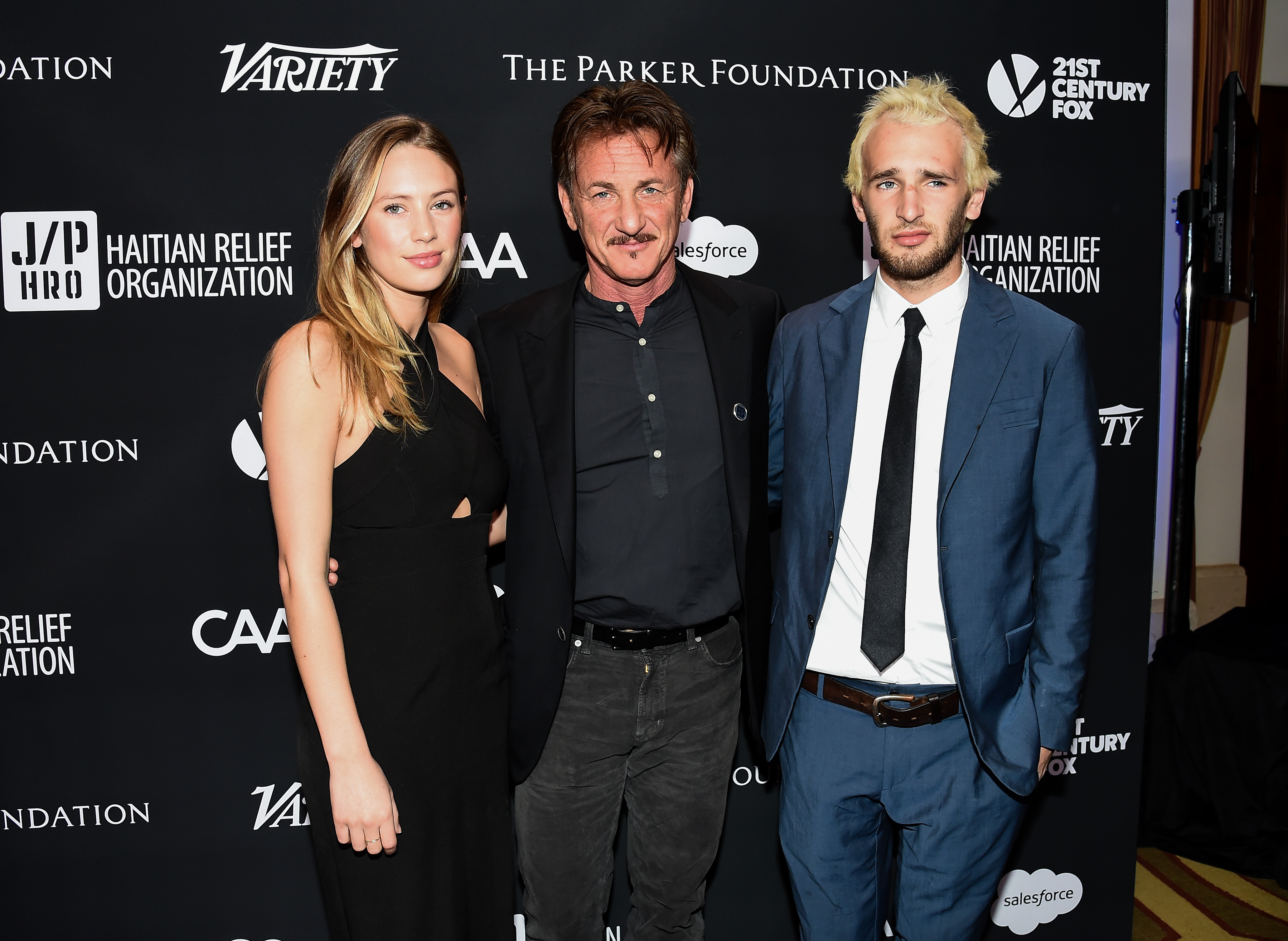 Dylan Penn, Sean Penn y Hopper Jack Penn en la Gala "Haiti Rising" en 2017 | Fuente: Getty Images