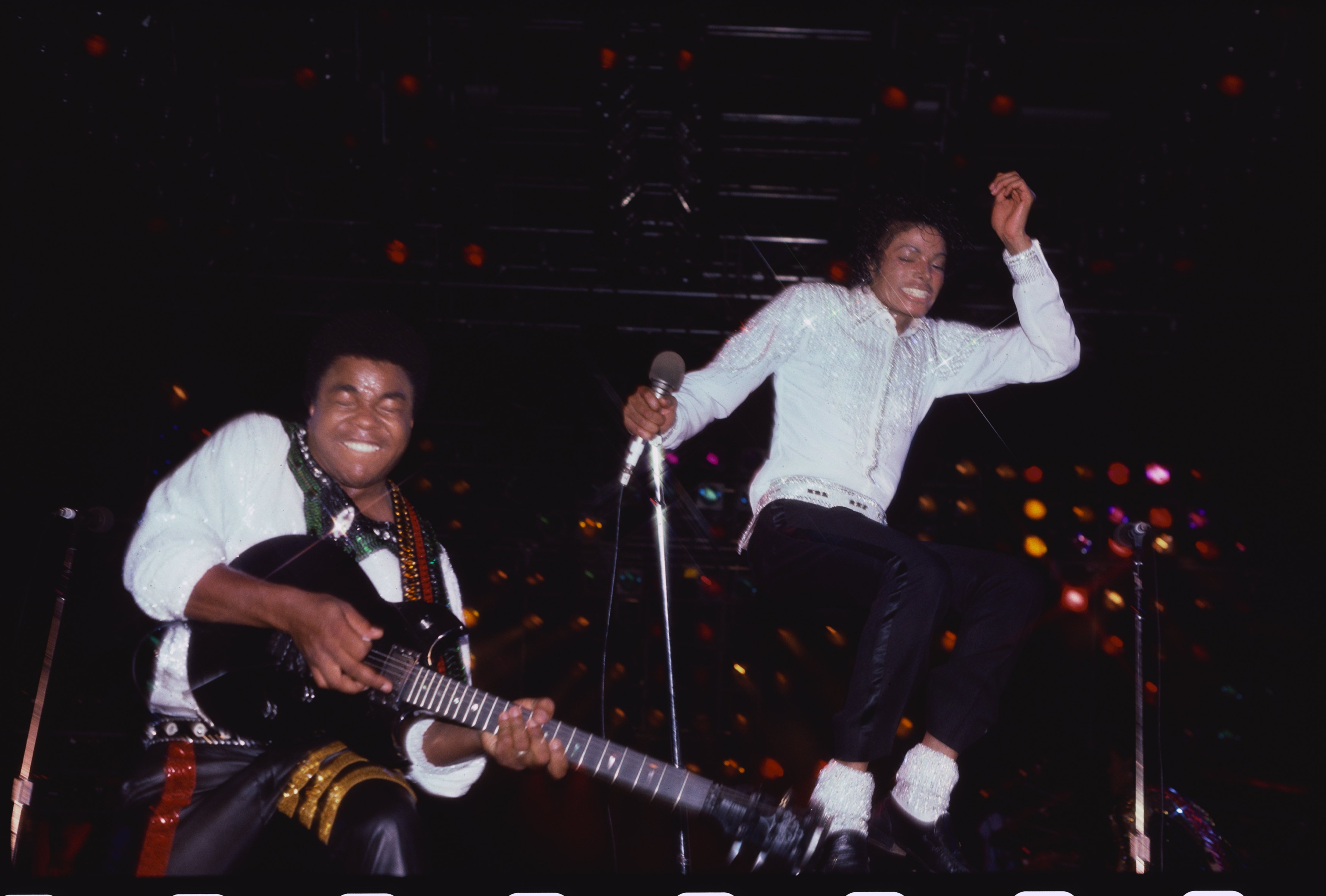 Tito y Michael Jackson actuando durante la gira Victory Tour de The Jackson 5 en 1984 | Fuente: Getty Images