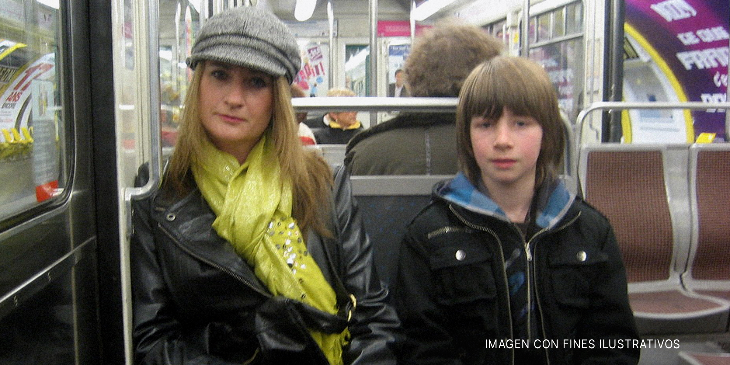 Una mujer y su hijo en el metro | Foto: Flickr.com/SteveR (CC BY 2.0)