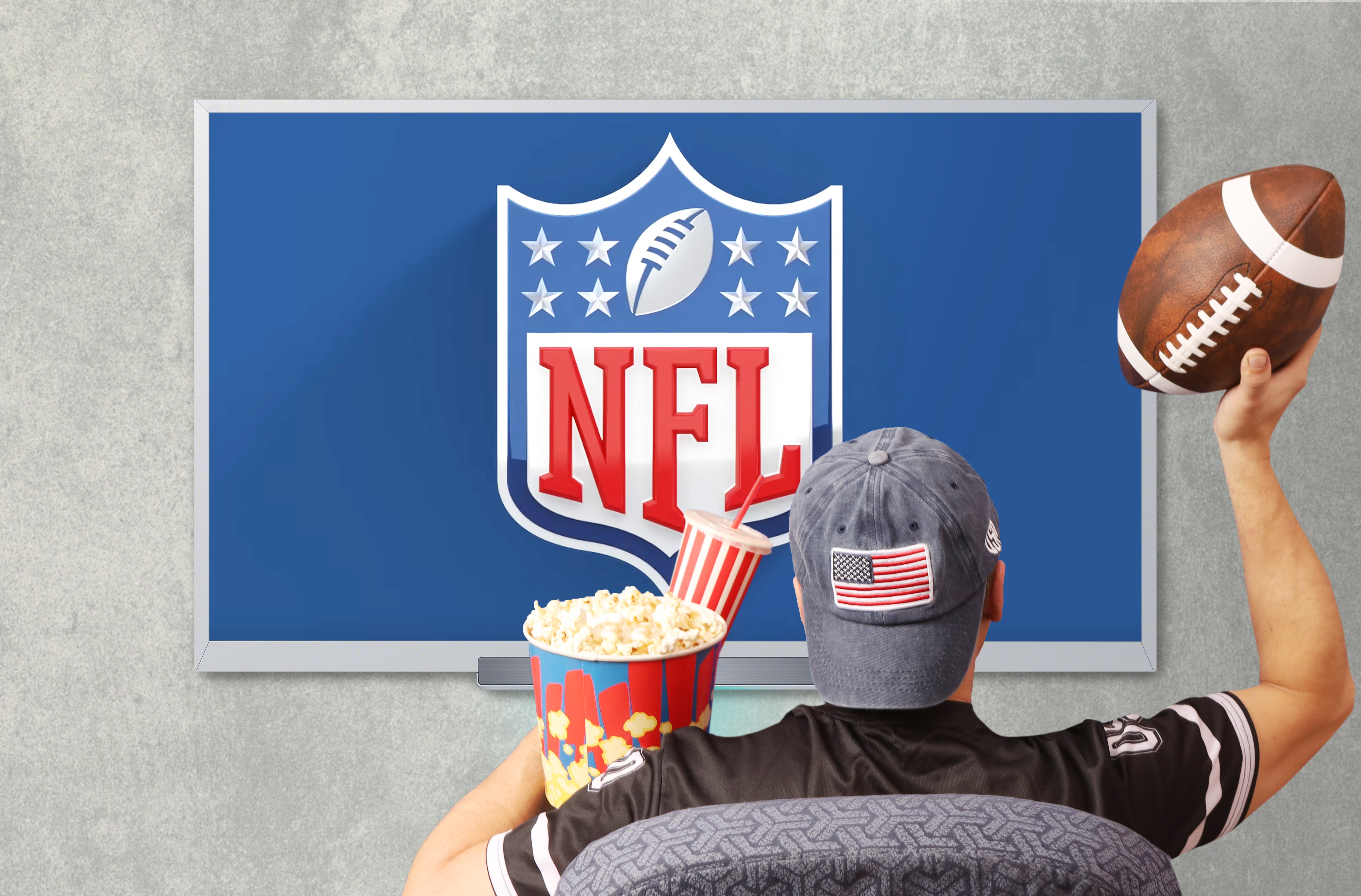Un hombre viendo la NFL en la TV | Fuente: Shutterstock