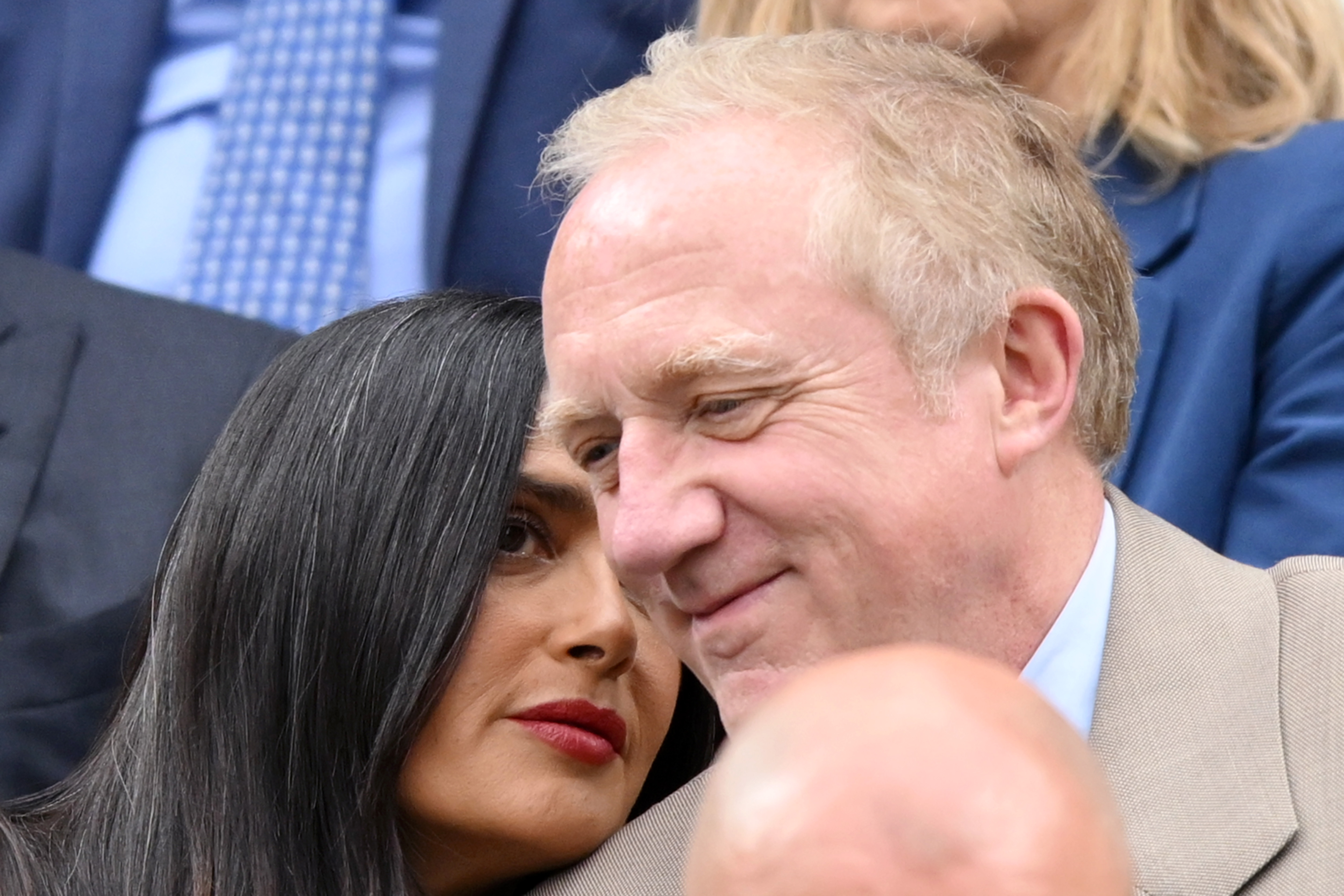 Salma Hayek y François-Henri Pinault asisten al séptimo día del Campeonato de Tenis de Wimbledon en Londres, Inglaterra, el 7 de julio de 2024 | Fuente: Getty Images