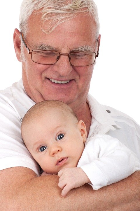 Abuelo y nieto. |Imagen: Pixabay