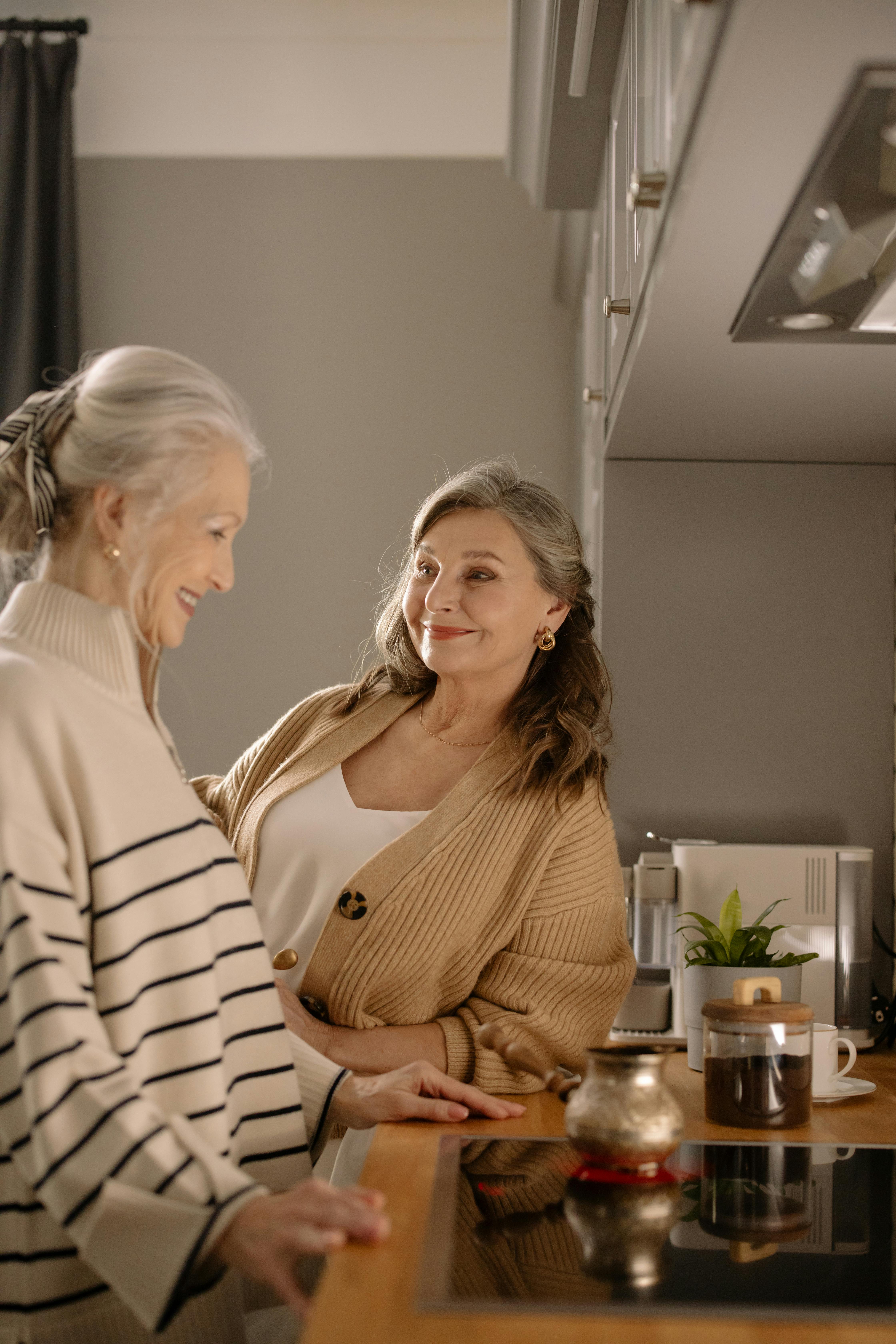 Dos mujeres de pie en una cocina | Fuente: Pexels