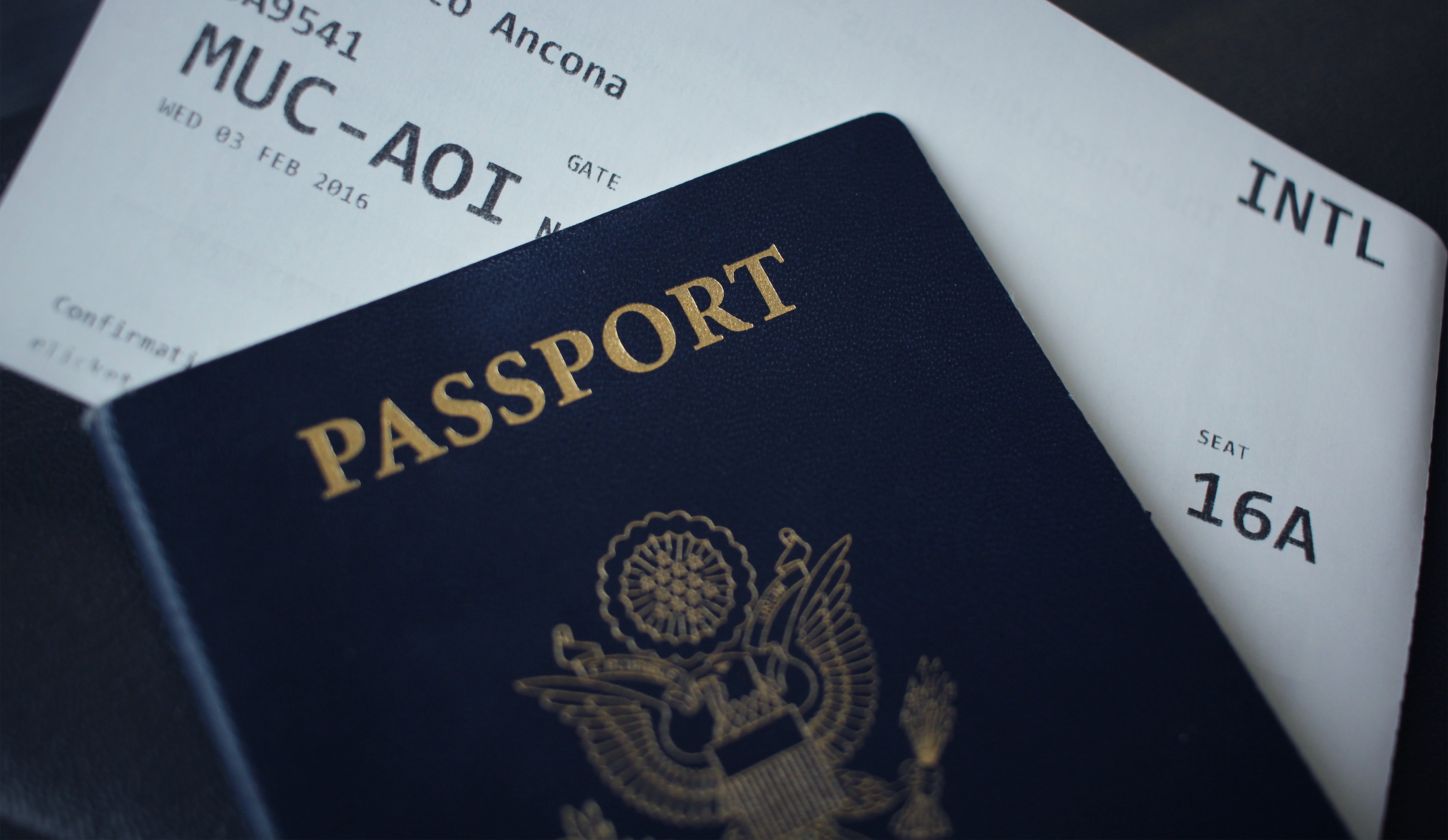 Pasaporte sobre un pasaje de vuelo aéreo. | Foto: Unsplash