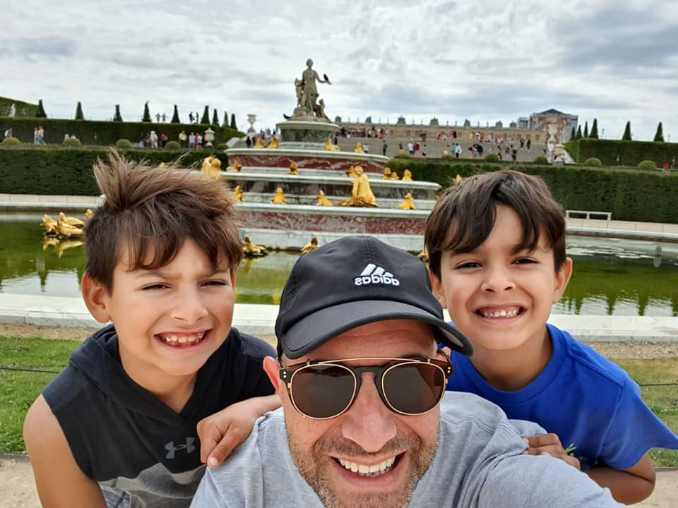 Bernardo Seltzer y sus hijos Ian e Ivo. | Foto: Facebook.com/laura.leguizamon.1044