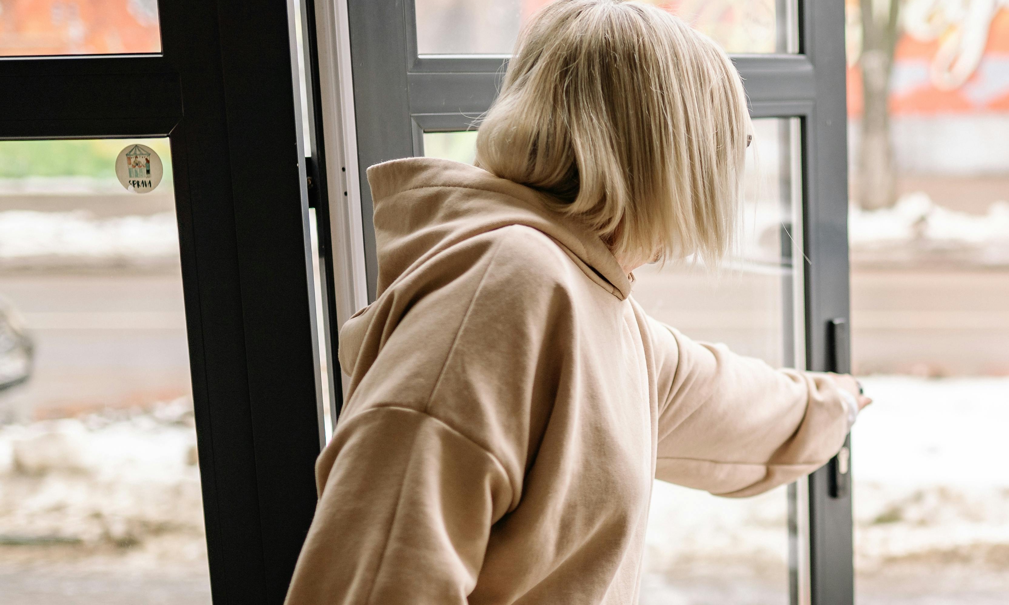 Helen abriendo su puerta | Fuente: Pexels