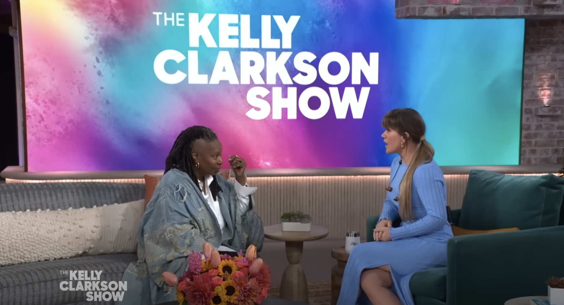 Whoopi Goldberg y Kelly Clarkson en "The Kelly Clarkson Show", con fecha de mayo de 2024 | Fuente: Youtube/ The Kelly Clarkson Show