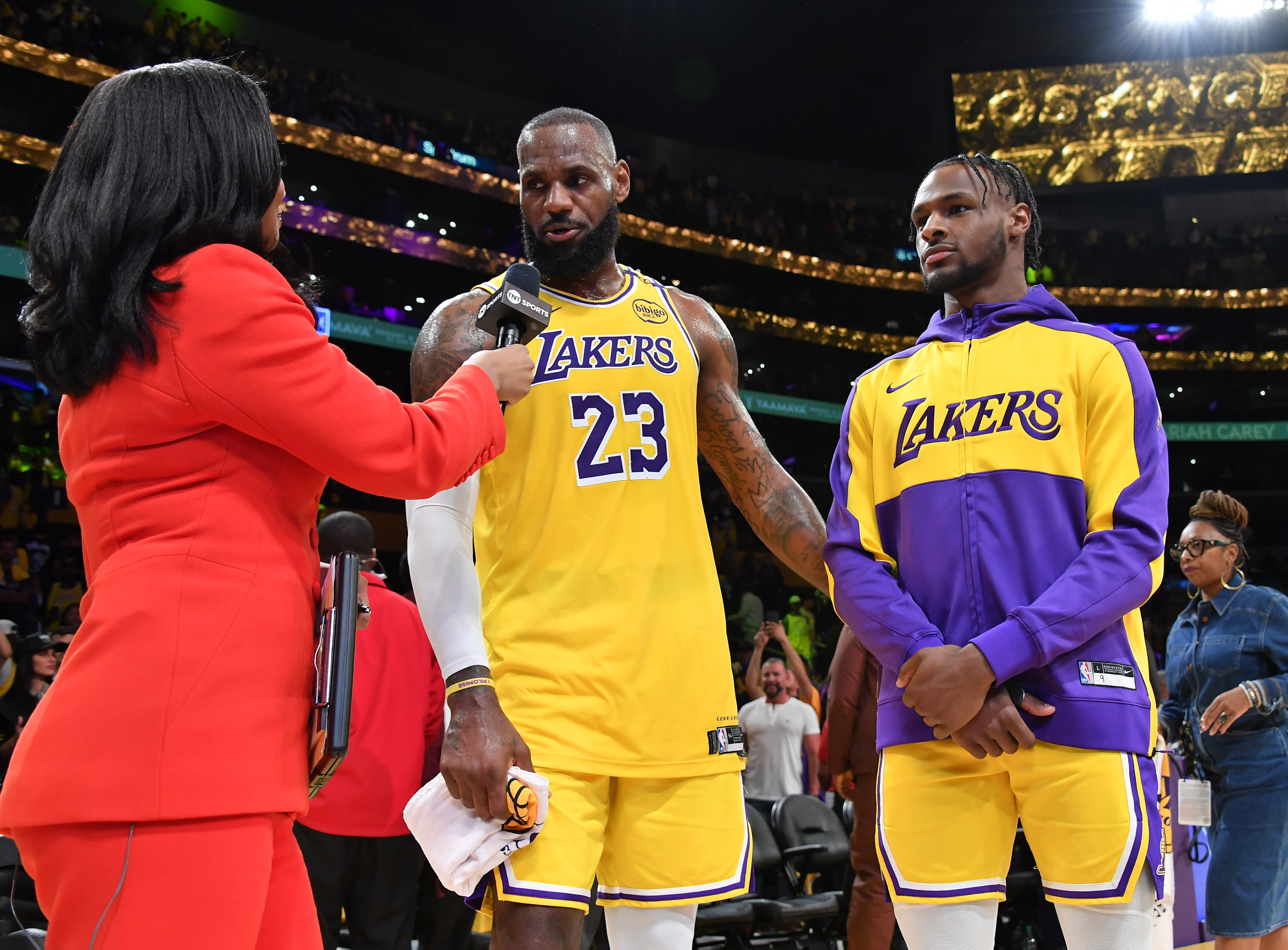 LeBron y Bronny James son entrevistados el 22 de octubre de 2024 | Fuente: getty Images