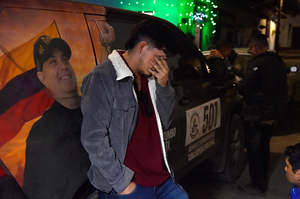 Un integrante del equipo de campaña de Carlos Salcedo reacciona tras la muerte de este en un accidente aéreo operado por Satena, la aerolínea estatal de Colombia, en el municipio de La Playa de Belén, departamento de Norte de Santander, Colombia, el 28 de enero de 2026 | Fuente: Getty Images