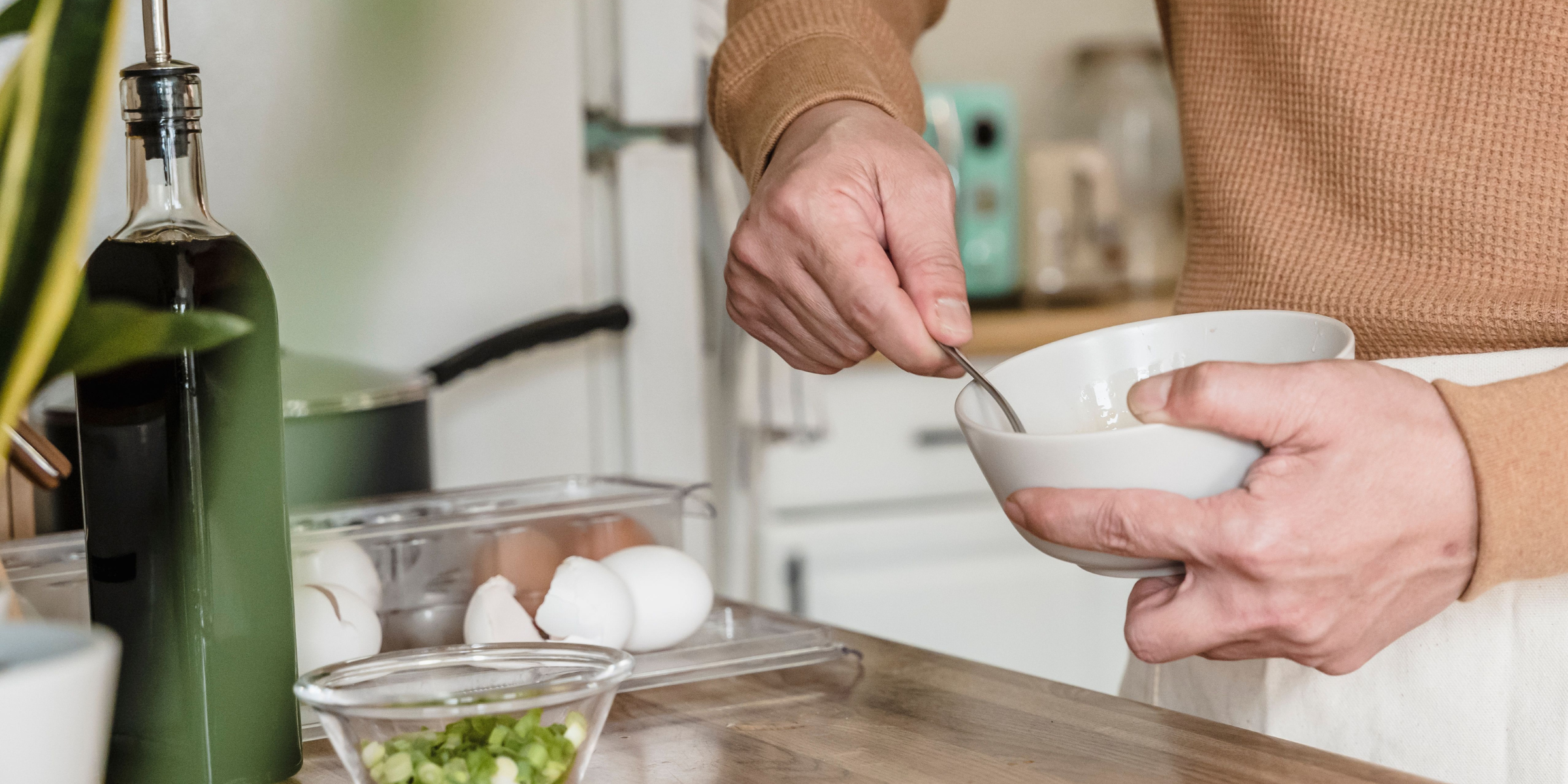 Un hombre preparando ingredientes | Fuente: Pexels