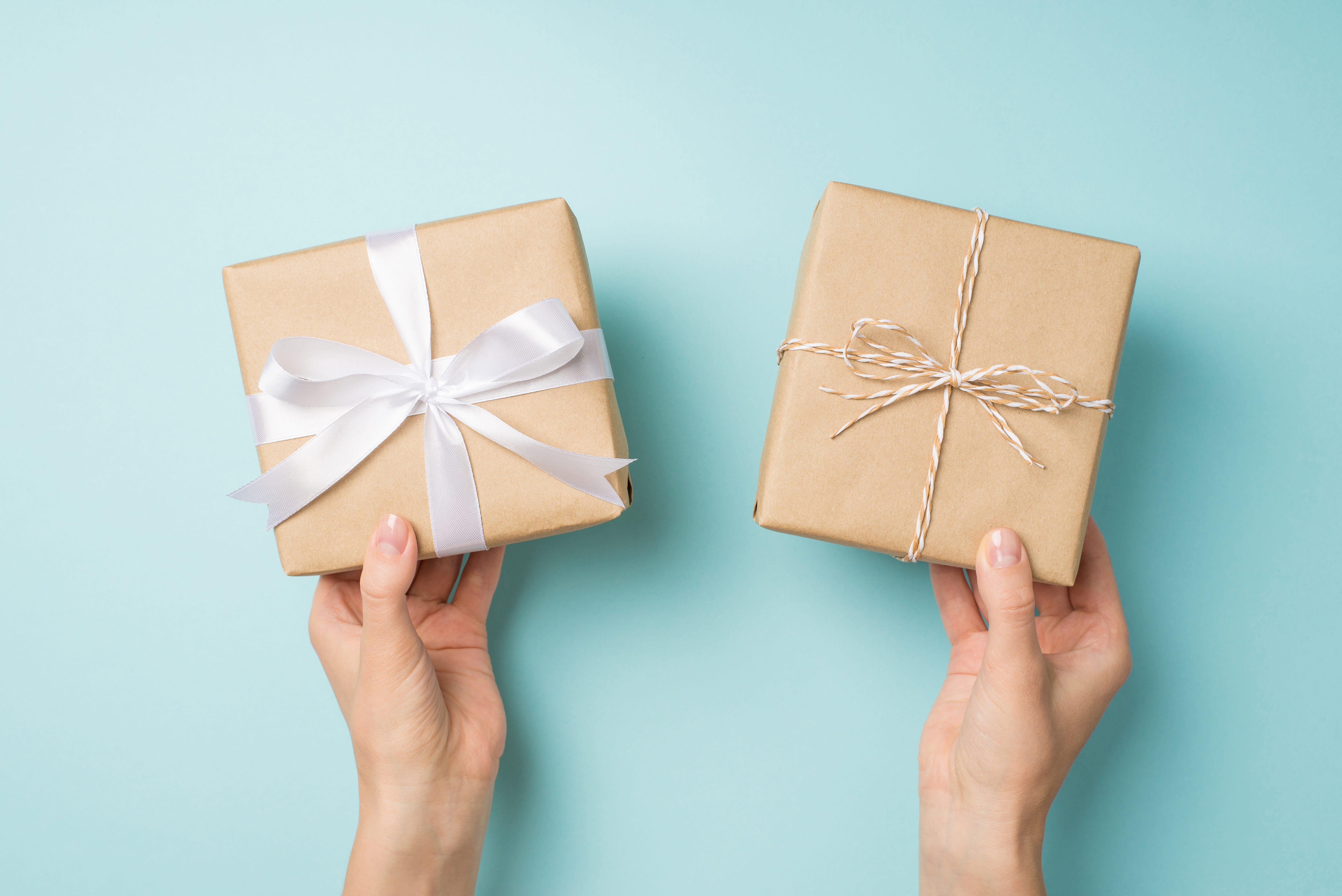 Una persona con dos cajas de regalo. | Foto: Shutterstock