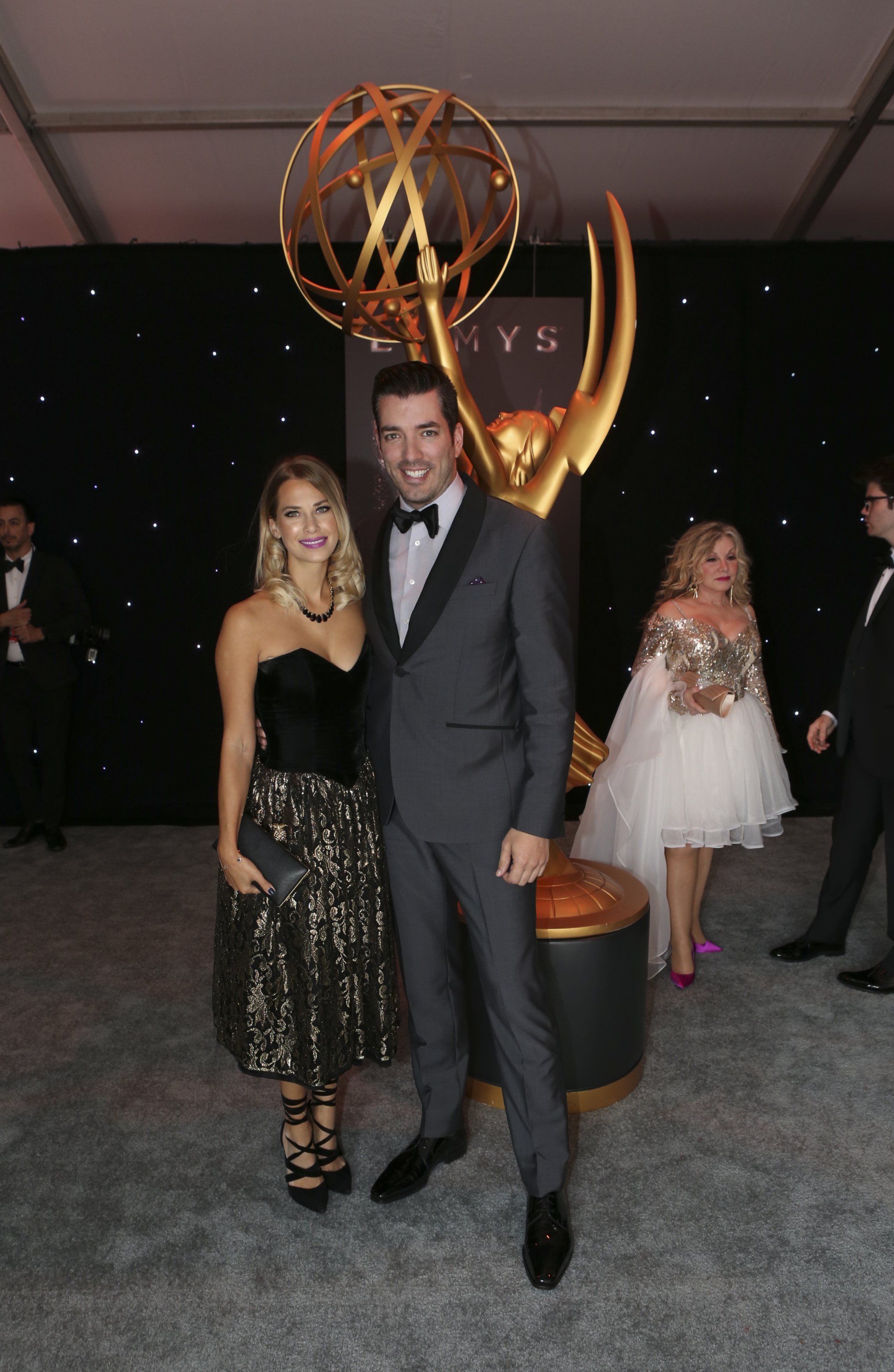 Jonathan Scott y Jacinta Kuznetsov en la alfombra roja de la 69.ª edición de los Primetime Emmy Awards, en vivo desde el Microsoft Theatre de Los Ángeles el domingo 17 de septiembre de 2017 | Foto: Getty Images