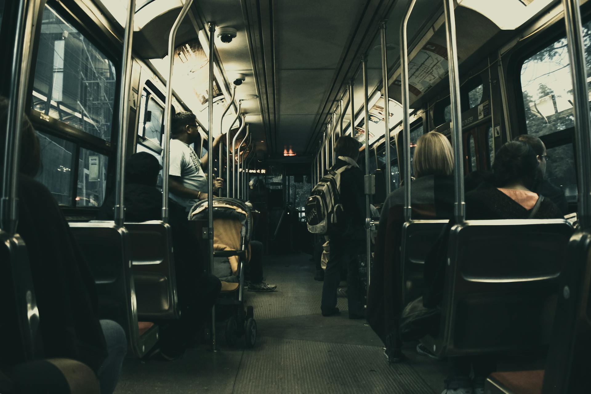 Viajeros en un autobús | Fuente: Pexels