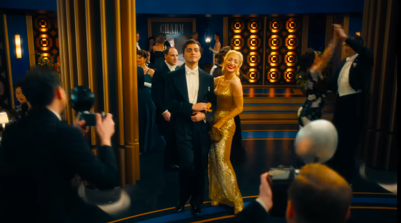 Tonatiuh como Luis y Jennifer López como Ingrid Luna. | Fuente: YouTube/Jennifer Lopez