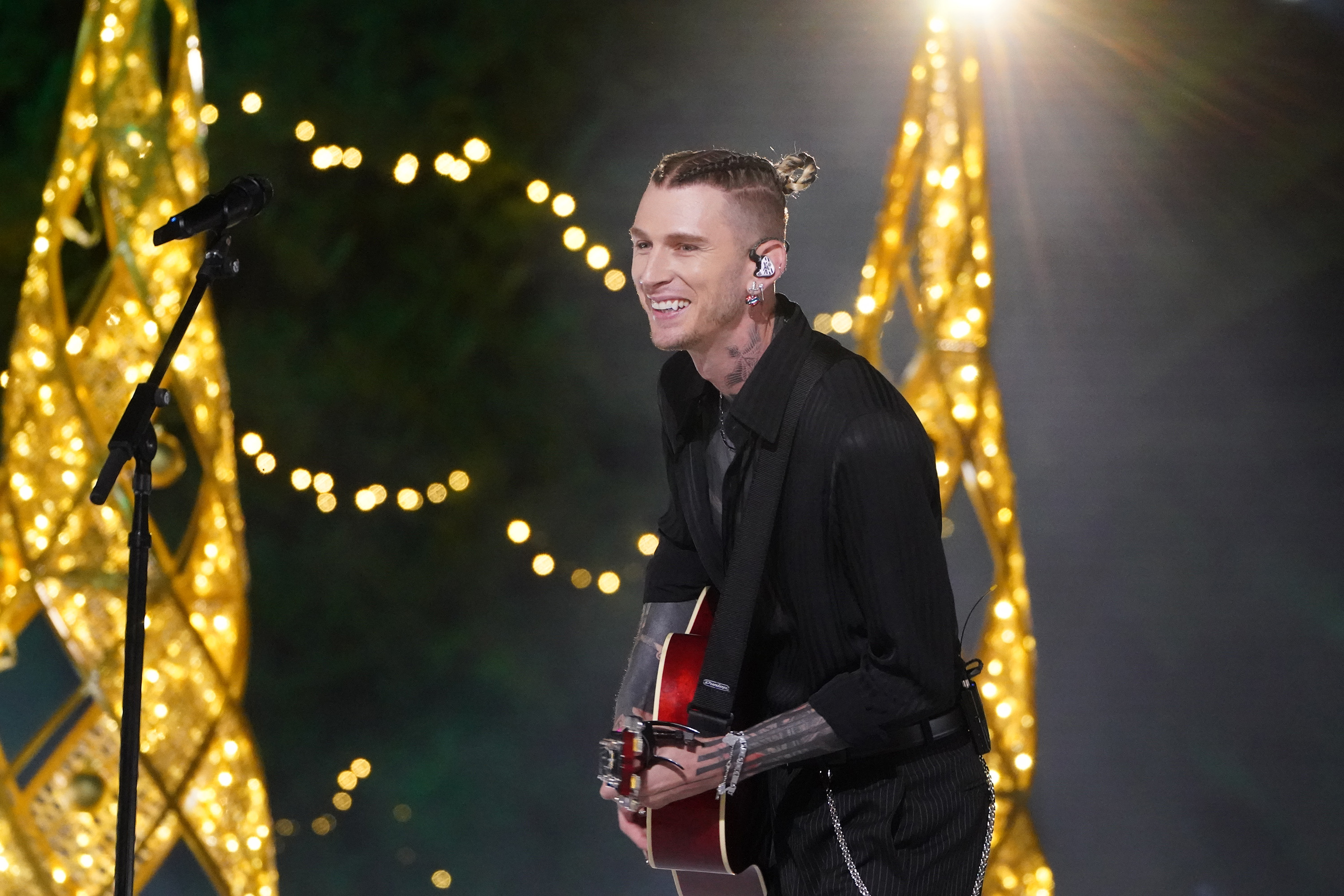 Machine Gun Kelly en "A Motown Christmas" | Fuente: Getty Images