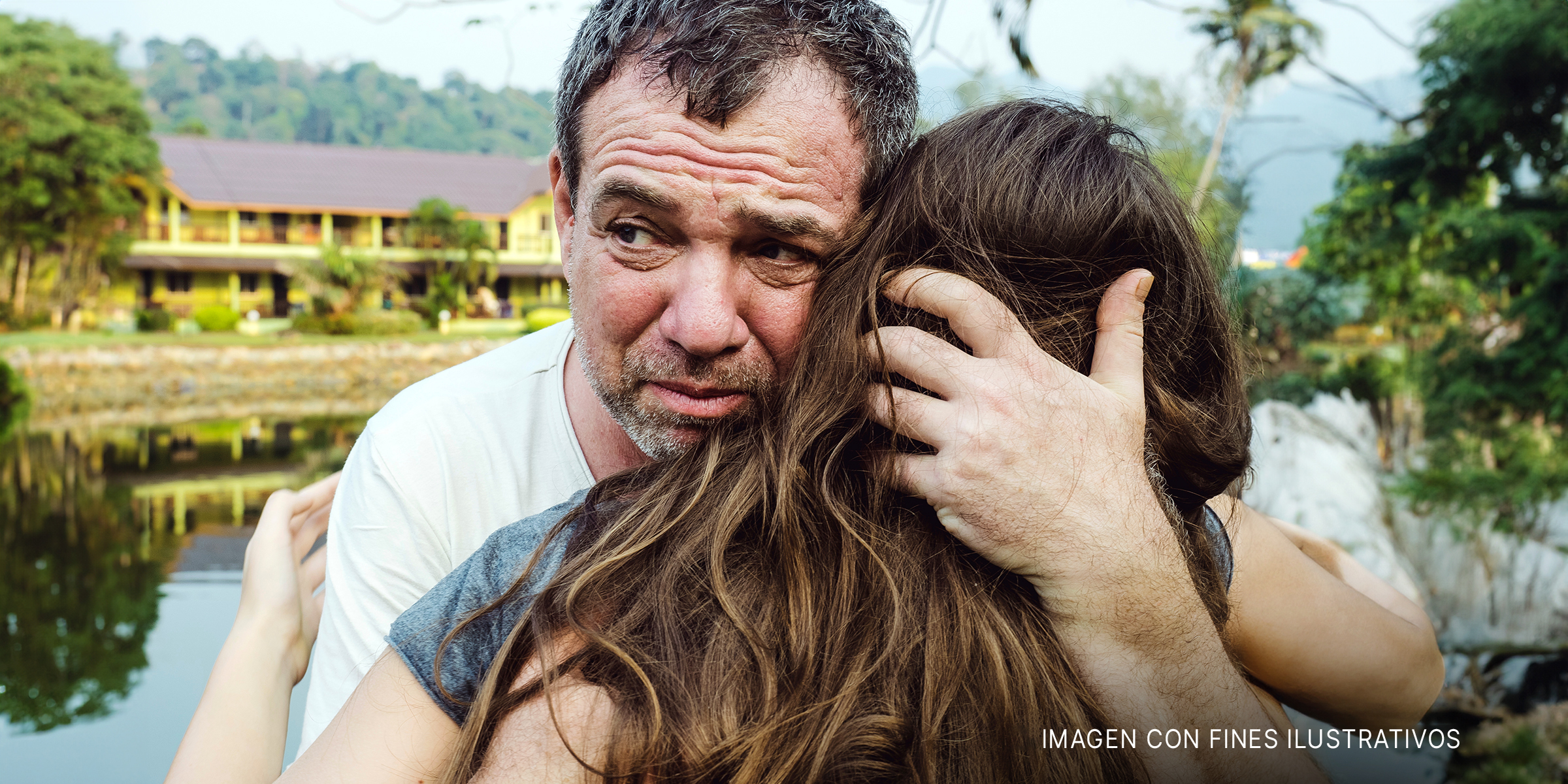 Padre consuela a su hija | Foto: Shutterstock