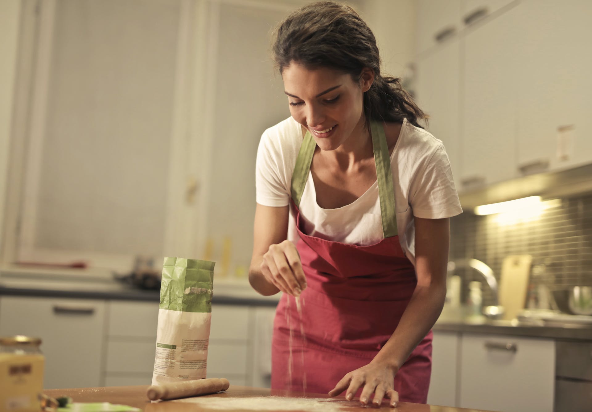 Mujer cocinando | Foto: Pexels