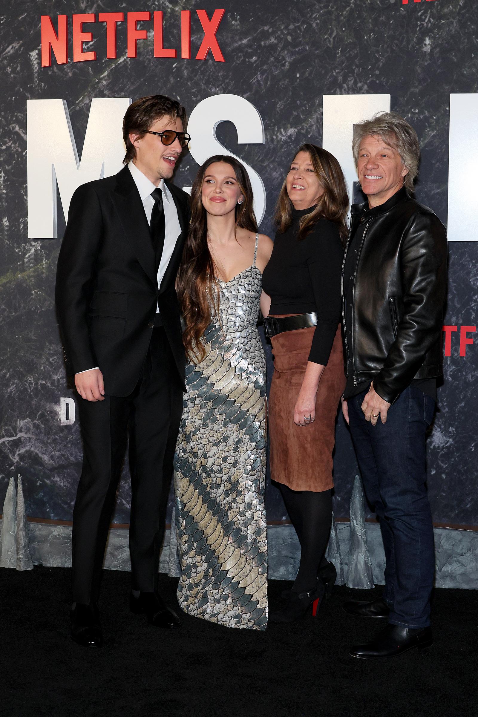 Jake Bongiovi, Millie Bobby Brown, Dorothea Hurley y Jon Bon Jovi en el estreno de "Damsel" en Nueva York el 1 de marzo de 2024 | Fuente: Getty Images
