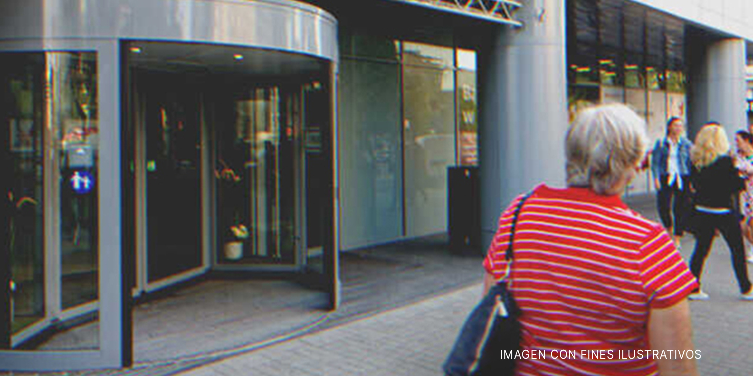 Mujer camina frente a una tienda | Foto: Shutterstock