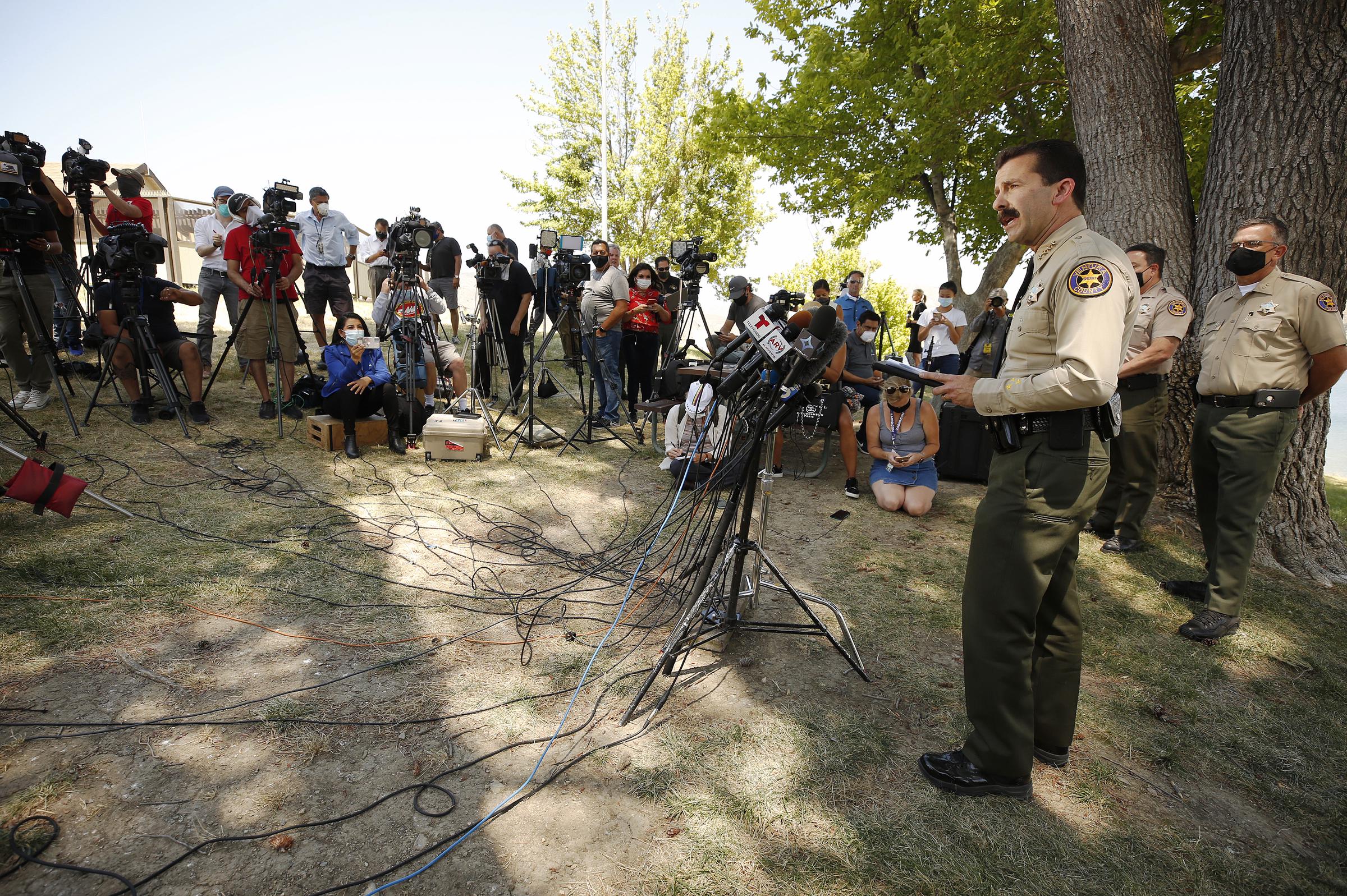 El sheriff del condado de Ventura, Bill Ayub, se dirige a una rueda de prensa después de que su equipo localizara un cadáver en el lago Piru el 13 de julio de 2020 | Fuente: Getty Images