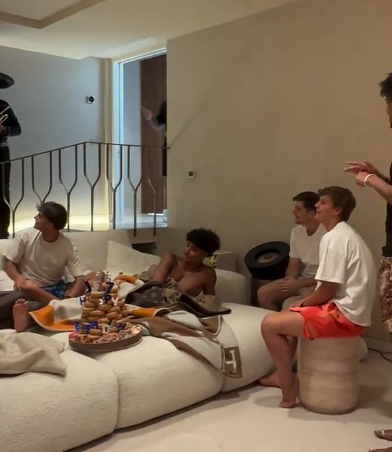 Cristiano Ronaldo Jr. junto a su pastel de donas | Fuente: Instagram/giorginagio