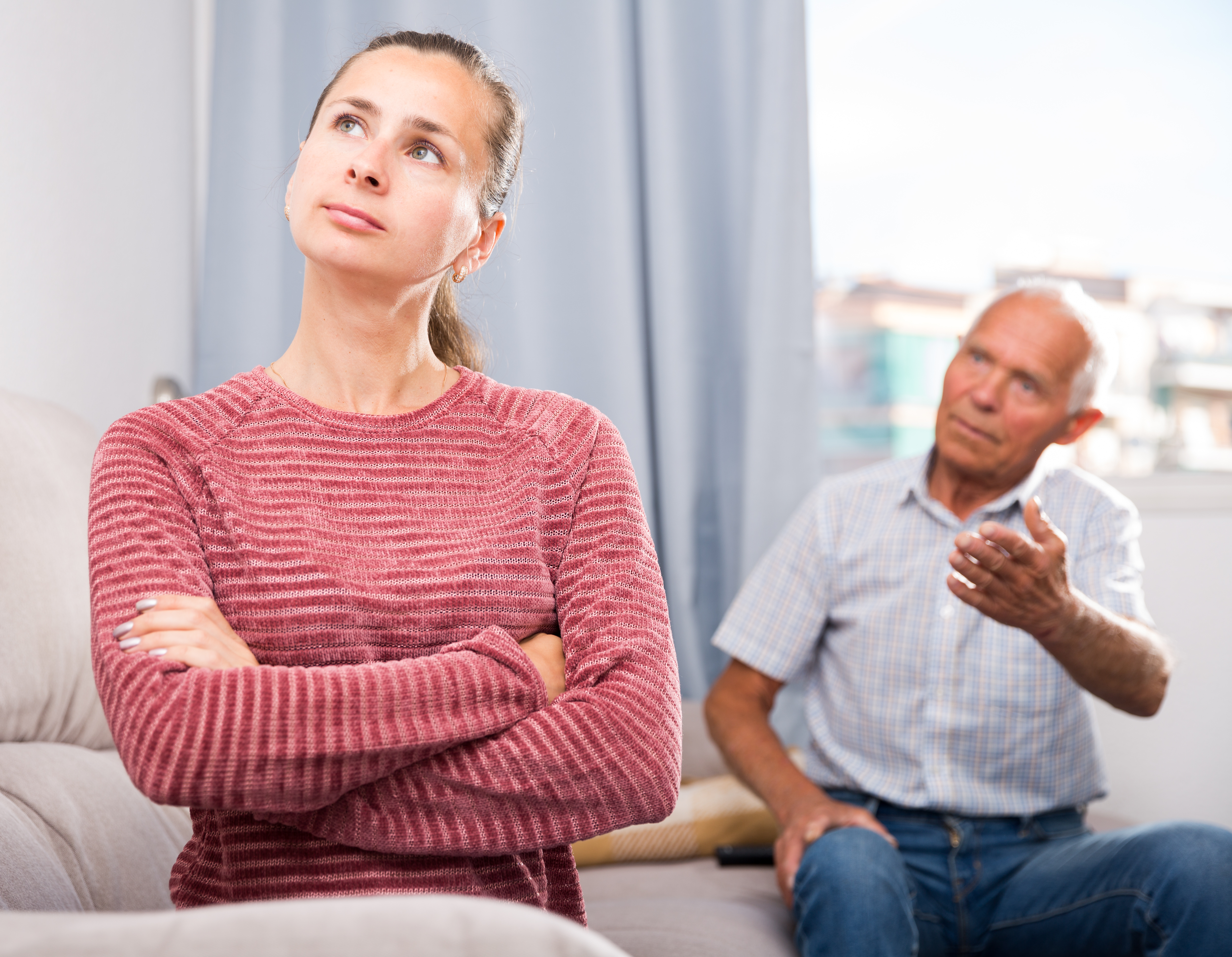 Un hombre mayor discutiendo acaloradamente con una mujer más joven | Foto: Shutterstock